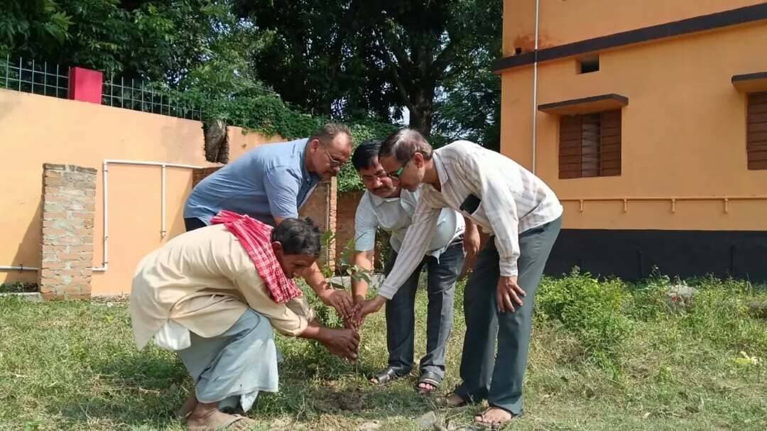 अंतर्राष्ट्रीय वृद्धजन दिवस के अवसर पर जिले में वरिष्ठ नागरिकों के सम्मान, अधिकार एवं कल्याण के प्रति जागरूकता बढ़ाने के उद्देश्य से विभिन्न कार्यक्रम आयोजित किए जा रहे हैं। इसी क्रम में मटिहानी प्रखंड के श्री विजय राघव उच्चतर माध्यमिक विद्यालय, बदलपुरा सरस्वती विद्या निकेतन (मॉडल स्कूल) एवं राजकीयकृत के.एल. उच्च माध्यमिक विद्यालय, मटिहानी में छात्र-छात्राओं के बीच पेंटिंग एवं निबंध प्रतियोगिता तथा वरिष्ठ नागरिकों के बीच वृक्षारोपण कार्यक्रम आयोजित किया गया। प्रतियोगिता में सफल प्रतिभागियों को 1 अक्टूबर को अंतर्राष्ट्रीय वृद्धजन दिवस के अवसर पर सम्मानित किया जाएगा। कार्यक्रम के माध्यम से विद्यार्थियों में वरिष्ठ नागरिकों के प्रति सम्मान, संवेदनशीलता एवं जीवन मूल्यों की समझ विकसित करने का प्रयास किया गया।
IPRD Bihar
#icds
#cmsamrat