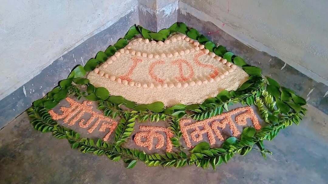 जिले के विभिन्न आंगनवाड़ी केंद्रों पर ‘आँगन का मिलन’ कार्यक्रम उत्साहपूर्वक आयोजित किया गया। इस दौरान बच्चों, माताओं एवं गर्भवती महिलाओं की सहभागिता से केंद्रों को आकर्षक ढंग से सजाया गया तथा पोषण, स्वच्छता एवं संतुलित आहार के प्रति जागरूक किया गया। बच्चों के लिए पौष्टिक आहार, खेल-कूद एवं सांस्कृतिक गतिविधियों का आयोजन किया गया। आंगनवाड़ी सेविकाओं, सहायिकाओं एवं आशा कार्यकर्ताओं को सम्मानित किया गया तथा कार्यक्रम के माध्यम से आंगनवाड़ी केंद्रों और समुदाय के बीच सहभागिता को और मजबूत करने का संदेश दिया गया।
IPRD Bihar
#icds
#cmsamrat
