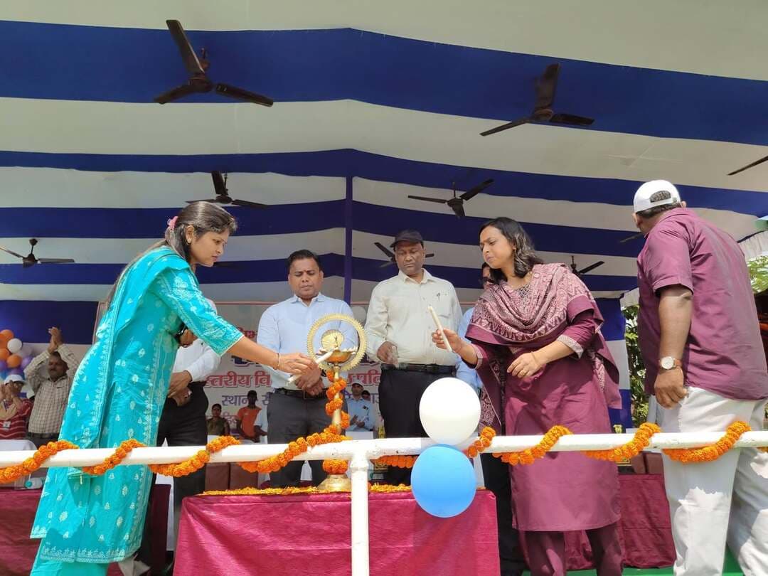 डीएम ने किया जिला खेल महोत्सव 2026 का शुभारंभ खेल से होता है शारीरिक और मानसिक विकास।
आज दिनांक 29 सितंबर 2026 को
जिला प्रशासन शेखपुरा के तत्वावधान में आज समाहरणालय स्थित परेड ग्राउंड में 'जिला खेल महोत्सव 2026' का गरिमामय एवं भव्य शुभारंभ किया गया। इस प्रतियोगिता का उद्घाटन जिला पदाधिकारी श्री शेखर आनंद द्वारा दीप प्रज्ज्वलित कर एवं राष्ट्रगान के साथ आधिकारिक रूप से किया गया। इस बहुप्रतीक्षित खेल महोत्सव में जिले के अंडर-14, अंडर-17 और अंडर-19 वर्ग के प्रतिभावान बच्चे वॉलीबॉल, बैडमिंटन, एथलेटिक्स, खो-खो, रग्बी, लंबी कूद सहित विभिन्न खेल स्पर्धाओं में अपनी खेल प्रतिभा का प्रदर्शन कर रहे हैं। कार्यक्रम के दौरान पर्यावरण संरक्षण का संदेश देते हुए अतिथियों का विशेष अभिनंदन किया गया। 'जल-जीवन-हरियाली' अभियान के प्रतीक स्वरूप जिला पदाधिकारी महोदय, अपर समाहर्ता महोदय, उप विकास आयुक्त (DDC) महोदय एवं अपर समाहर्ता (जांच) महोदय को पौधे, स्मृति चिन्ह (मोमेंटो) तथा शॉल भेंट कर सम्मानित किया गया। समारोह को संबोधित करते हुए जिला पदाधिकारी श्री शेखर आनंद ने उपस्थित छात्र-छात्राओं एवं खिलाड़ियों का उत्साहवर्धन किया। उन्होंने खेल के महत्व पर प्रकाश डालते हुए कहा कि खेल केवल मनोरंजन का साधन नहीं है, बल्कि यह बच्चों में अनुशासन, टीम भावना, नेतृत्व क्षमता और त्वरित निर्णय लेने की क्षमता का विकास करता है। उन्होंने बच्चों को प्रेरित करते हुए कहा कि "विद्यार्थियों को पढ़ाई-लिखाई के साथ-साथ खेलों में भी बढ़-चढ़कर भाग लेना चाहिए, क्योंकि एक स्वस्थ शरीर में ही स्वस्थ मस्तिष्क का निवास होता है।"
कार्यक्रम के दौरान मैदान पर खिलाड़ियों का उत्साह देखते ही बन रहा था। राष्ट्रगान के उपरांत सभी स्पर्धाओं की शुरुआत हुई, जिसमें जिले के विभिन्न विद्यालयों से आए सैकड़ों बच्चे अपनी-अपनी खेल श्रेणियों में उत्कृष्ट प्रदर्शन कर रहे हैं। इस अवसर पर जिला प्रशासन के कई अन्य अधिकारी, खेल शिक्षक, समन्वयक एवं बड़ी संख्या में खेलप्रेमी आदि उपस्थित रहे।