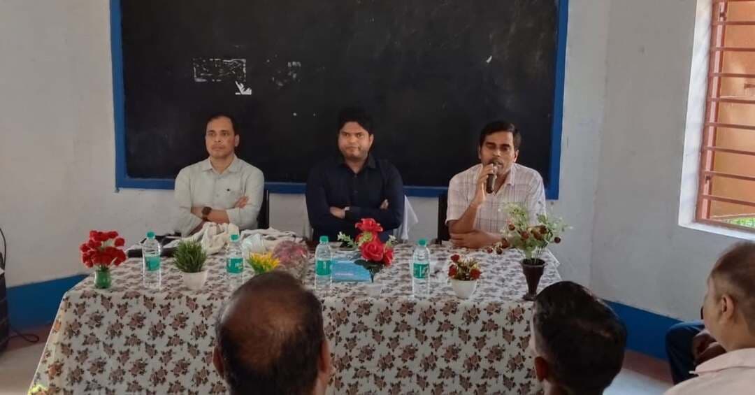 समाहरणालय पूर्णिया,
जनसंपर्क कार्यालय,
प्रेस विज्ञप्ति:1538
दिनांक 29/9/2026,
==================
प्रखंड बड़हरा कोठी में अकादमिक एवं प्रशासनिक सुधार को लेकर गुरु गोष्ठी का आयोजन:-
बड़हरा कोठी: प्रखंड अंतर्गत अकादमिक एवं प्रशासनिक गतिविधियों के सुचारू संचालन और शैक्षणिक गुणवत्ता में सुधार के दृष्टिकोण से एक महत्वपूर्ण 'गुरु गोष्ठी' का आयोजन किया गया।
इस बैठक में शिक्षा व्यवस्था को और अधिक सुदृढ़ बनाने तथा प्रशासनिक निर्देशों के अनुपालन पर विस्तार से चर्चा हुई।
आयोजित गुरु गोष्ठी में अनुमंडल पदाधिकारी (धमदाहा), प्रखंड विकास पदाधिकारी (बड़हरा कोठी) तथा प्रखंड शिक्षा पदाधिकारी (बी. कोठी) मुख्य रूप से उपस्थित थे।
इसके साथ ही प्रखंड क्षेत्र के सभी विद्यालयों के प्रधान शिक्षकों ने भी बैठक में भाग लिया।
गोष्ठी के मुख्य बिंदु एवं निर्देश:--
अकादमिक गुणवत्ता:- विद्यालयों में पठन-पाठन का माहौल बेहतर बनाने और छात्रों की उपस्थिति बढ़ाने पर जोर दिया गया।
प्रशासनिक अनुशासन:- समयबद्धता, अभिलेखों के रख-रखाव तथा विभागीय दिशा-निर्देशों का सख्ती से अनुपालन करने का निर्देश दिया गया।
समस्या निवारण:- प्रधान शिक्षकों ने विद्यालयों के संचालन में आ रही व्यावहारिक चुनौतियों को अधिकारियों के समक्ष रखा, जिसके त्वरित समाधान का आश्वासन दिया गया।
बैठक के अंत में अनुमंडल पदाधिकारी एवं प्रखंड विकास पदाधिकारी द्वारा सभी प्रधान शिक्षकों को अपने-अपने विद्यालयों में शैक्षणिक स्तर को ऊँचा उठाने और पारदर्शी व्यवस्था कायम रखने के लिए आवश्यक दिशा-निर्देश दिए गए।
#cmsamrat
#samratchoudhary