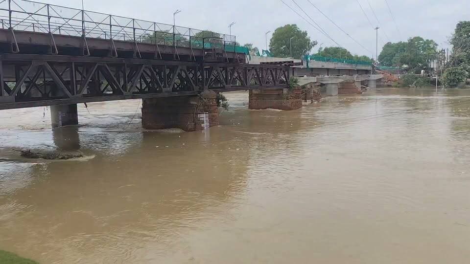 Shahjahanpur : जलस्तर...
गर्रा नदी : 148.45 मीटर, खतरे के निशान से 35 सेंटीमीटर नीचे...
खन्नौत नदी : 146.10 मीटर, खतरे के निशान से 35 सेंटीमीटर ऊपर...