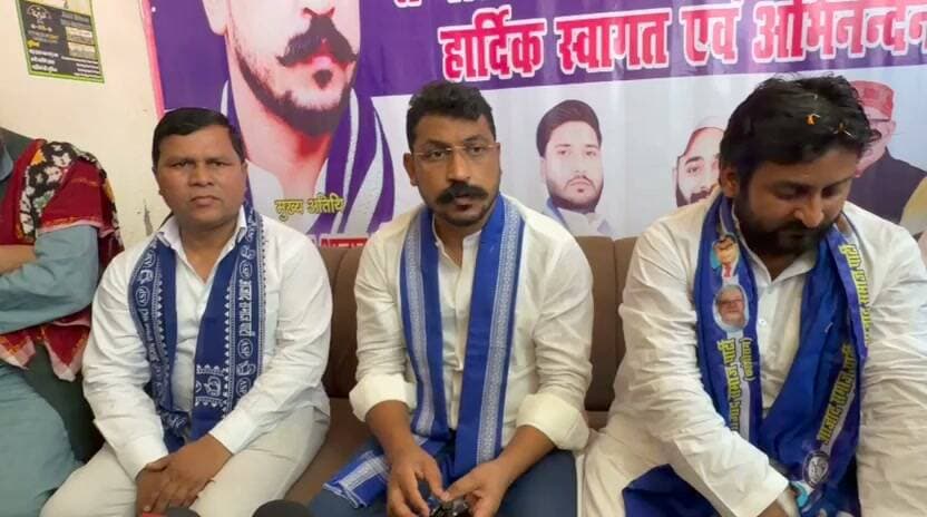 संभल पहुंचे ASP पार्टी चीफ चंद्रशेखर आज़ाद ने प्रेस कॉन्फ्रेंस के दौरान मीडिया के सवालों का दिया जवाब।