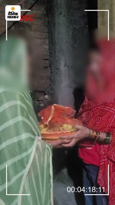 *भास्कर इंवेस्टिगेशन*पति–पत्नी बनकर पहुंचे रिपोर्टर, गोद भराई से बच्चे की डील:* एजेंट बोली- कुंवारी लड़कियों के बच्चे लॉटरी जैसे, कहीं ले जाओ, कोई क्लेम नहीं करता