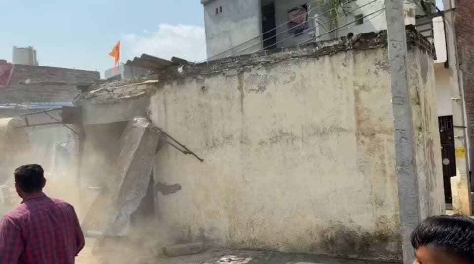 अपराधियों के खिलाफ गुरुग्राम पुलिस की जीरो टॉलरेंस नीति के तहत सख्त कार्यवाही
1 अपराधी के अवैध मकान पर चला बुलडोजर, दूसरे अपराधी का अवैध मकान किया सीज।
दोनों आरोपियों के खिलाफ NDPS एक्ट, हत्या, हत्या के प्रयास, आबकारी अधिनियम सहित विभिन्न संगीन अपराधों के कुल 10 अभियोग अंकित।
गुरुग्राम पुलिस द्वारा जीरो टॉलरेंस नीति के तहत भूमि माफियाओं एवं आदतन अपराधियों के खिलाफ सख्त कार्यवाही करते हुए आज अवैध निर्माण एवं कब्जे के विरुद्ध प्रभावी कार्रवाई की गई। इस दौरान 2 आदतन अपराधियों के अवैध रूप से कब्जाए गए/बनवाए गए मकानों के खिलाफ कार्रवाई की गई, जिसमें एक मकान को ध्वस्त किया गया तथा दूसरे मकान को सीज किया गया।
इस कार्यवाही में आरोपी आजाद उर्फ कालू निवासी अशोक विहार फेज-3, गुरुग्राम द्वारा एयरफोर्स स्टेशन की दीवार के पास अवैध रूप से कब्जाए गए/बनवाए गए लगभग 50 वर्ग गज के मकान* को अपराध शाखा सेक्टर-43, गुरुग्राम द्वारा संबंधित विभागों के समन्वय से ध्वस्त किया गया।
वहीं, आरोपी बीरू कुमार निवासी 12 बिस्वा, छोटी माता मंदिर के पास, गांव गुरुग्राम द्वारा अवैध रूप से कब्जाए गए/बनवाए गए लगभग 100 वर्ग गज के मकान को एंटी नारकोटिक्स सेल (ANC Cell), गुरुग्राम द्वारा संबंधित विभागों के समन्वय से सीज किया गया।
आरोपी आजाद उर्फ कालू के खिलाफ NDPS एक्ट, आबकारी अधिनियम, SC/ST एक्ट एवं अन्य संगीन अपराधों के संबंध में पुलिस थाना सेक्टर-5 एवं पुलिस थाना उद्योग विहार, गुरुग्राम में कुल 6 अभियोग अंकित हैं।
वहीं, आरोपी बीरू कुमार के खिलाफ NDPS एक्ट, हत्या, अपहरण, मारपीट एवं अन्य संगीन अपराधों के संबंध में पुलिस थाना सेक्टर-14, पुलिस थाना सिटी एवं पुलिस थाना सेक्टर-9A, गुरुग्राम में कुल 4 अभियोग अंकित हैं।
दोनों कार्यवाही संबंधित विभागों के समन्वय से की गई तथा पूरे अभियान के दौरान कानून-व्यवस्था कायम रखी गई।
गुरुग्राम पुलिस सार्वजनिक भूमि की सुरक्षा, कानून-व्यवस्था बनाए रखने तथा नागरिकों को अपराध एवं अवैध कब्जों से सुरक्षित रखने के लिए पूर्णतः प्रतिबद्ध है। आदतन अपराधियों एवं अवैध कब्जाधारियों के खिलाफ ऐसे सख्त अभियान भविष्य में भी जारी रहेंगे, ताकि गुरुग्राम को अपराध मुक्त एवं सुरक्षित बनाया जा सके।