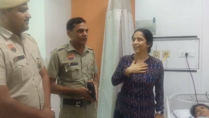 गुरुग्राम पुलिस की ERV-265 टीम की तत्परता से बची महिला की जान, परिजनों ने पुलिस टीम की प्रभावी कार्यवाही की सराहना करते हुए जताया आभार।
ERV टीम की असाधारण सराहनीय व मानवीय कार्यवाही के लिए पुलिस आयुक्त ने की रिवॉर्ड देने की घोषणा।
पीड़िता के पति भी दाखिल है बीमारी में दखिल मेदांता हस्पताल
पति द्वारा मेदांता से ही किया गया पुलिस कंट्रोल रूम में संपर्क
गुरुग्राम, गौरव गर्ग, 29 सितम्बर । गुरुग्राम पुलिस की आपातकालीन प्रतिक्रिया वाहन (ERV-265) टीम की त्वरित एवं सराहनीय कार्यवाही के परिणामस्वरूप एक महिला को सही समय पर चिकित्सीय सहायता मिलने पर उनकी जान बचाई गई है।
29 सितंबर को समय सुबह करीब 5 बजकर 45 मिनट पर , सेक्टर-23 गुरुग्राम क्षेत्र में एक 35 वर्षीय महिला अपनी कार से यात्रा कर रही थीं। कार चलाते समय अचानक उनकी तबीयत बिगड़ने लगी और उन्हें बेहोशी महसूस होने लगी तो उसने अपने पति को कॉल करके अपनी स्थिति बताई, जो (महिला का पति) मेदांता हॉस्पिटल में लिवर की बीमारी के चलते उपचाराधीन थे। महिला के पति ने पुलिस की आपातकालीन सेवा पर कॉल की, सूचना मिलते ही ERV-265 की पुलिस टीम ने बिना समय गंवाए तत्काल मौके पर पहुँचकर स्थिति को संभाला और पीड़िता को अविलंब निकटतम मनीपाल अस्पताल पहुँचाया। अस्पताल में डॉक्टरों द्वारा जांच करने पर ज्ञात हुआ कि महिला को गर्भाशय (Uterus) में समस्या के कारण आंतरिक रक्तस्राव (Internal Bleeding) हो रहा था। डॉक्टरों के अनुसार यदि समय पर अस्पताल न पहुँचाया जाता तो स्थिति गंभीर हो सकती थी।
पुलिस टीम ने पुनः हॉस्पिटल पहुँचकर जाना पीड़िता का हाल, परिजनों ने जताया आभार:* घटना के उपरांत गुरुग्राम पुलिस की उक्त ERV टीम (जिसमें EASI दिनेश, EASI कृष्ण, सिपाही रवि कुमार एवं SPO करतार सिंह शामिल थे) ने पुनः अस्पताल पहुँचकर भर्ती पीड़िता की तबियत को जाना। इस दौरान अस्पताल में मौजूद पीड़िता की परिजन ने पुलिस टीम की तत्परता की भूरि-भूरि प्रशंसा की और कहा, "जैसे ही 112/पुलिस को सूचना दी गई, पुलिस टीम ने बिना कोई समय गंवाए तत्काल पहुँचकर सहायता प्रदान की। गुरुग्राम पुलिस की यह त्वरित कार्यवाही वास्तव में सराहनीय है।"
पुलिस की इस असामान्य मानवीय व त्वरित कार्यवाही को संज्ञान में लेते हुए पुलिस आयुक्त, गुरुग्राम ने ERV-265 की पूरी टीम के उत्कृष्ट एवं सराहनीय कार्य के लिए उन्हें विशेष रिवॉर्ड (पुरस्कार) देने की घोषणा की है।
गुरुग्राम पुलिस नागरिकों की सुरक्षा एवं आपात स्थिति में त्वरित सहायता प्रदान करने के लिए सदैव तत्पर है।