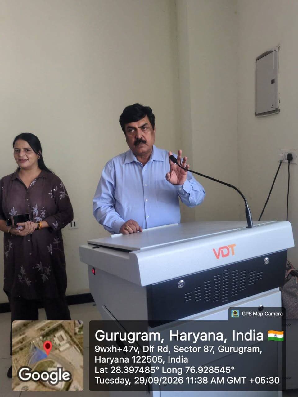 एनएसएस नामांकन साक्षात्कार में विद्यार्थियों को समाजसेवा एवं नेतृत्व के लिए किया प्रेरित
समाजसेवा, नेतृत्व और व्यक्तित्व विकास की दिशा में विद्यार्थियों को आगे बढ़ाने की पहल।
गुरुग्राम, गौरव गर्ग । एनएसएस नामांकन साक्षात्कार के दौरान कुलसचिव डॉ. संजय अरोड़ा, एनएसएस जिला समन्वयक डॉ. रेनू चौधरी एवं एनएसएस कार्यक्रम अधिकारी डॉ. आशीष ने विद्यार्थियों से संवाद किया। इस दौरान विद्यार्थियों को राष्ट्रीय सेवा योजना (NSS) से जुड़कर समाजसेवा, नेतृत्व क्षमता एवं व्यक्तित्व विकास को बढ़ावा देने के लिए प्रेरित किया गया।
सत्र के दौरान प्रेरणादायक कहानियों, अनुभवों एवं महत्वपूर्ण मार्गदर्शन के माध्यम से विद्यार्थियों को समाज के लिए आगे बढ़कर योगदान देने का संदेश दिया गया। अधिकारियों के संवाद से नए स्वयंसेवकों के आत्मविश्वास एवं उत्साह में वृद्धि हुई और नामांकन प्रक्रिया के दौरान सकारात्मक वातावरण बना।
कार्यक्रम में अनुशासन, टीम भावना, जिम्मेदारी, नेतृत्व एवं निःस्वार्थ सेवा जैसे महत्वपूर्ण मूल्यों पर विशेष जोर दिया गया। विद्यार्थियों को एनएसएस के माध्यम से समाज के प्रति अपनी जिम्मेदारियों को समझने तथा सकारात्मक परिवर्तन में योगदान देने के लिए प्रोत्साहित किया गया।
कार्यक्रम के सफल आयोजन में एनएसएस स्वयंसेवकों रवि, कृष्णमंद, कृष्ण कोहर, कपिल, केशव गौर, अनुष्का, रुपांशु, योगिता, वंशिका, रोहित सहित अन्य स्वयंसेवकों का महत्वपूर्ण सहयोग रहा।