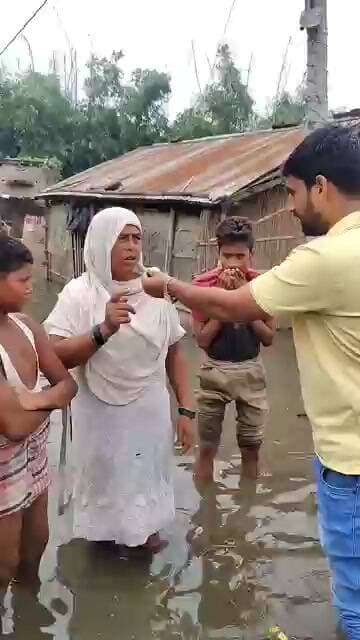 बाढ़ से परेशान लोग नेता पर गुस्सा #bihar
