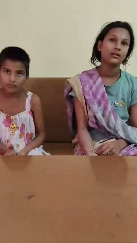 गरुण पांडेय के प्रयास से दो लापता बच्चियां वाराणसी से सकुशल मिलीं
प्रतापपुर। सरायममरेज थाना क्षेत्र के जंघई गांव के पतवा गांव से लापता हुईं 8 वर्षीय अनन्या और 12 वर्षीय निधि पांडेय को वाराणसी से सकुशल बरामद कर लिया गया। बच्चियों के लापता होने से परिजन काफी परेशान थे और उनकी तलाश में जुटे हुए थे। मामले की जानकारी मिलने के बाद 257 विधानसभा प्रतापपुर के भावी प्रत्याशी गरुण पांडेय ने बच्चियों की तलाश में सहयोग किया, जिसके बाद दोनों को वाराणसी से सकुशल बरामद कर लिया गया। बच्चियों के वापस मिलने पर परिजनों ने राहत की सांस ली और गरुण पांडेय के प्रयास की सराहना की।