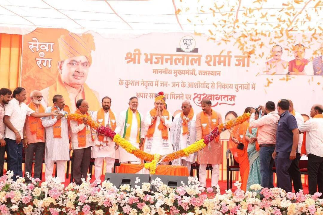 कोटा में मंगलवार को मुख्यमंत्री भजन लाल शर्मा कार्यकर्ता सम्मेलन में शामिल हुए। उन्होंने कार्यकर्ताओं से भी संवाद किया।
मुख्यमंत्री ने हाल ही में संपन्न निकाय चुनावों में पार्टी को मिली जीत के लिए सभी कार्यकर्ताओं को बधाई एवं शुभकामनाएं दीं। साथ ही, आगामी पंचायत चुनावों को लेकर संगठन की मजबूती, बूथ स्तर की सक्रियता एवं प्रभावी चुनावी तैयारियों पर मार्गदर्शन दिय्या।
उन्होंने कहा कि कार्यकर्ताओं की मेहनत, समर्पण और संगठन के प्रति निष्ठा ही हमारी सबसे बड़ी शक्ति है। कार्यक्रम में इसी ऊर्जा और एकजुटता के साथ संगठन को और अधिक सशक्त बनाने का संकल्प लिया।
इस अवसर पर राजस्थान सरकार में ऊर्जा मंत्री हीरालाल नागर, पंचायती राज एवं शिक्षा मंत्री मदन दिलावर, कोटा दक्षिण विधायक संदीप शर्मा, लाड़पुरा विधायक कल्पना देवी सहित अन्य जनप्रतिनिधिगण, पदाधिकारी एवं कार्यकर्ता उपस्थित रहे।
#Kota #Bundi #BhajanlalSharma #HeeralalNagar #कार्यकर्ता_सम्मेलन #Sangod #BJP4Rajasthan