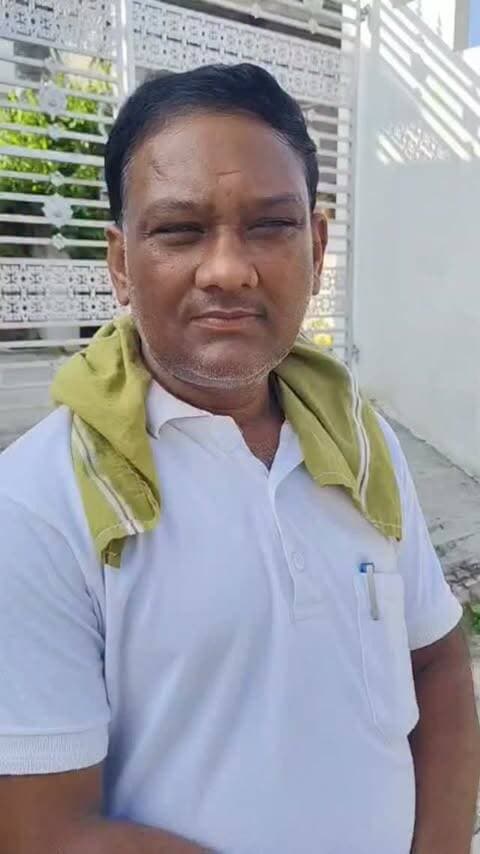 बंदरों से बचने के दौरान हाईटेंशन तार की चपेट में आए इलेक्ट्रीशियन, मौत
भरवारी में हादसा, चार महीने पहले मोहल्ले के लोगों ने की थी तार हटाने की मांग; बिजली विभाग पर लापरवाही का आरोप
कौशाम्बी। भरवारी में मंगलवार दोपहर हाईटेंशन बिजली तार की चपेट में आने से एक इलेक्ट्रीशियन की दर्दनाक मौत हो गई। मृतक की पहचान शारदा प्रसाद उर्फ बबऊ केसरवानी (60) के रूप में हुई। हादसे के बाद परिजनों में चीख-पुकार मच गई। स्थानीय लोगों ने बिजली विभाग पर लापरवाही का आरोप लगाते हुए नाराजगी जताई।
जानकारी के अनुसार, शारदा प्रसाद मंगलवार दोपहर करीब तीन बजे मेहता रोड स्थित अमित पंजाबी के घर बिजली ठीक करने गए थे। वह छत पर काम कर रहे थे, तभी बंदरों का झुंड आ गया। बंदरों से बचने के लिए वह दौड़े और इसी दौरान छत के ऊपर से गुजर रही 11 हजार वोल्ट की हाईटेंशन लाइन की चपेट में आ गए। करंट लगने से वह गंभीर रूप से झुलस गए। आनन-फानन में उन्हें अस्पताल ले जाया गया, जहां चिकित्सकों ने मृत �