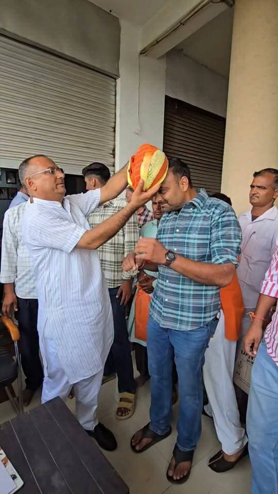 भाजपा नेता शिव प्रताप सिंह व मदन सिंह राजपुरोहित का किया सम्मान करते स्वरूप सिंह खारा।
Swaroop Singh Khara Mewaram Jain