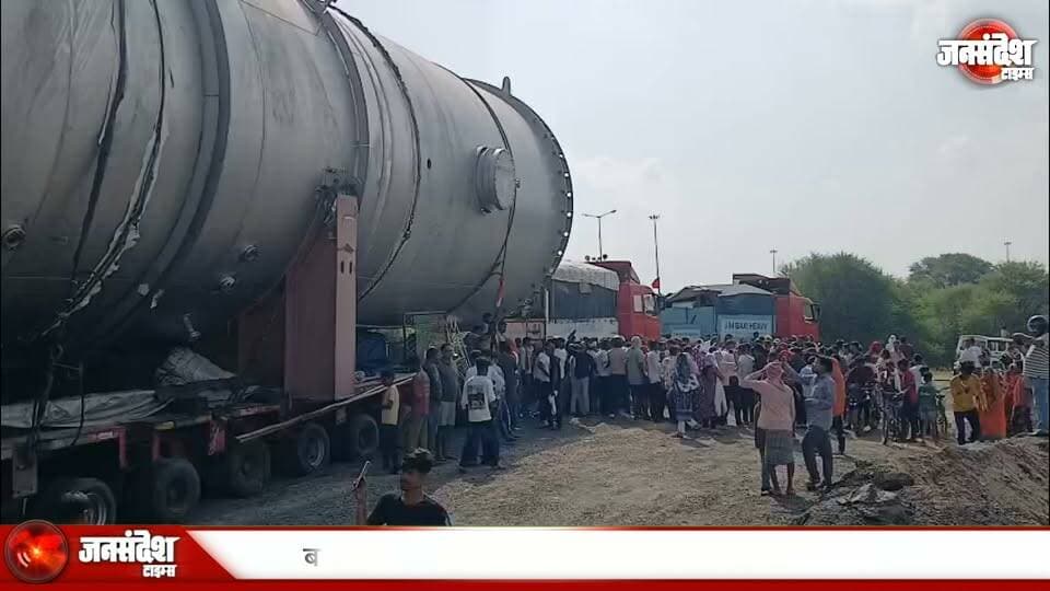 बाईपास टोल प्लाजा के पास फंसा 308 पहियों वाला बाहुबली ट्रेलर, निकालने में जुटी तकनीकी टीम... #Varanasi #BahubaliTrailer #DafiBypass #VaranasiNews #308Wheeler #BoilerMachine #TollPlaza #Banaras #TrafficUpdate #ViralNews #HeavyCargo #ODC #JanSandeshTimes #VaranasiTraffic