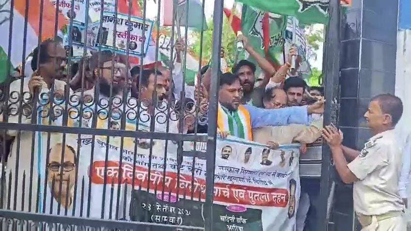 अररिया में ज़िला कांग्रेस कमिटी के बैनर तले मुख्य चुनाव आयुक्त ज्ञानेश कुमार का पुतला फूंका। कांग्रेस के ज़िला अध्यक्ष मासूम रेज़ा ने एसडीओ को ज्ञापन सौंपा।
