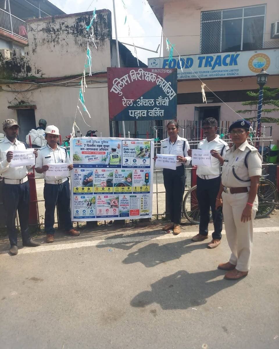 रांची में सड़क सुरक्षा को लेकर जागरूकता अभियान जारी
#रांची यातायात पुलिस की ओर से चलाए जा रहे 7 दिवसीय सड़क सुरक्षा अभियान के दूसरे दिन मंगलवार को “सीट बेल्ट लगाएं, सुरक्षित रहें” अभियान चलाया गया।
शहर और रिंग रोड के 13 प्रमुख स्थानों पर वाहन चालकों, अभिभावकों और स्कूली छात्र-छात्राओं को यातायात नियमों के बारे में जागरूक किया गया।
करमटोली चौक पर पुलिस अधिकारियों ने खुद लोगों को सीट बेल्ट लगाने, दोपहिया वाहन पर हेलमेट पहनने, ट्रैफिक सिग्नल का पालन करने, तेज रफ्तार से वाहन नहीं चलाने और नाबालिगों को वाहन नहीं चलाने देने की अपील की।
अभियान के दौरान करीब 1,211 लोगों और छात्र-छात्राओं को जागरूक किया गया।
यातायात पुलिस ने लोगों से अपील की कि खुद भी नियमों का पालन करें और अपने परिवार व बच्चों को भी सड़क सुरक्षा के प्रति जागरूक करें।
सुरक्षित चलें, यातायात नियमों का पालन करें।
#Ranchi #RanchiNews #TrafficPolice #RoadSafety #RoadSafetyCampaign #SeatBelt #Helmet #TrafficRules #JharkhandNews #Jharkhand #RanchiTraffic #BreakingNews #LatestNews #NewsUpdate #LoktantraBharat #सड़कसुरक्षा #रांची #यातायात #ट्रैफिकनियम #सीटबेल्ट #हेलमेट