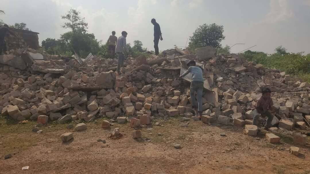 शासकीय प्राथमिक विद्यालय इमझेरा देवगढ़ की पुरानी शाला को किया ध्वस्त
--
कलेक्टर श्री साकेत मालवीय द्वारा विकासखण्ड ईसागढ़ की ग्राम पंचायत कुलवार के ग्राम इमझेरा में आयोजित मुख्यमंत्री जन विश्वास शिविर के दौरान शासकीय प्राथमिक विद्यालय इमझेरा देवगढ़ की पुरानी शाला का निरीक्षण कर ध्वस्त कराये जाने के निर्देश दिए गए थे। उक्त निर्देश के पालन में जीर्ण-शीर्ण भवन को ग्राम पंचायत द्वारा ध्वस्त कर दी गई है।
#ashoknagar