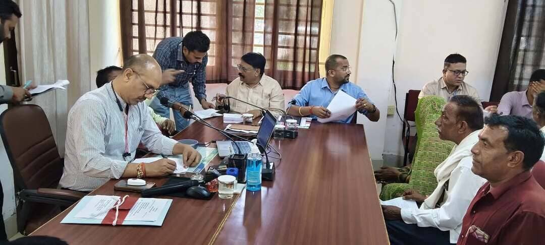 जनसुनवाई में कलेक्टर ने 202 आवेदकों की सुनीं समस्याएं
अधिकारियों को दिए निराकरण के निर्देश
--
जनसुनवाई में कलेक्टर श्री साकेत मालवीय ने आमजन की समस्याओं एवं शिकायतों को गंभीरता से सुना एवं समस्याओं के हर संभव निराकरण के निर्देश मौके पर उपस्थित अधिकारियों को दिए गए। कलेक्ट्रेट में आयोजित जनसुनवाई में जिले के विभिन्न क्षेत्रों से आए 202 आवेदकों ने आवेदन दिए।
जनसुनवाई में महाना निवासी राजोबाई द्वारा पट्टे की भूमि पर कब्जा हटवाये जाने,ग्राम देसाना निवासी कन्हैराम अहिरवार द्वारा प्रधानमंत्री आवास स्वीकृत कराये जाने,ग्राम कुकरेठा निवासी मलखान अहिरवार द्वारा प्रकरण निराकरण कराये जाने,ग्राम सोनेरा निवासी राजाराम द्वारा बी.पी.एल सूची में नाम जोडे जाने,ग्राम राजेबामोरा निवासी जसवंत अहिरवार द्वारा पट्टा अमल कराये जाने,कदवाया निवासी भारती अहिरवार द्वारा अतिथि शिक्षक को कम स्कोर पर रखने के संबंध में,ग्राम लखेरीबसारती निवासी जस्मन अहिरवार द्वारा किसान सम्मान निधि दिलाये जाने,ग्राम छीपोन निवासी राजधर राजपूत द्वारा सीमांकन कराये जाने,ग्राम सोनेरा निवासी गोलू शर्मा द्वारा रास्ता दिलाये जाने,ग्राम देवतखिरिया निवासी छत्ता ढीमर द्वारा वृद्धा पेंशन स्वीकृत कराये जाने,ग्राम धतुरिया निवासी गोदा अहिरवार द्वारा भूमि अमल कराये जाने सहित अन्य आवेदन प्राप्त हुए। कलेक्टर द्वारा प्राप्त आवेदनों का संबंधित अधिकारियों द्वारा निराकरण किये जाने के निर्देश दिए है।
जनसुनवाई में मुख्य कार्यपालन अधिकारी जिला पंचायत श्री राजेश जैन, अपर कलेक्टर श्री डी.एन.सिंह,संयुक्त कलेक्टर श्री विकास कुमार आनंद,एसडीएम श्री इसरार खान सहित जिला अधिकारी उपस्थित रहे। साथ ही अनुविभागीय अधिकारी राजस्व, तहसीलदार, जनपद पंचायत सीईओ एवं सीएमओ ने गूगल मीट से जुडकर भाग लिया।
#ashoknagar
#ashoknagar