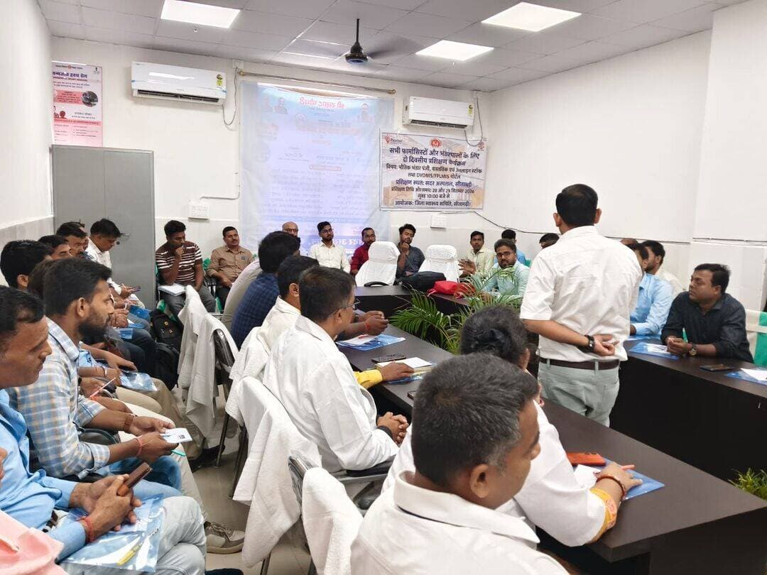 सप्लाई चेन सुदृढ़ीकरण को लेकर सीतामढ़ी में 54 फार्मासिस्टों का दो दिवसीय प्रशिक्षण आयोजित
सीतामढ़ी। स्वास्थ्य सेवाओं की गुणवत्ता और निरंतर सुधार में प्रभावी दवा आपूर्ति एवं सप्लाई चेन प्रबंधन की महत्वपूर्ण भूमिका है। इसी दिशा में सीतामढ़ी जिले में दवा प्रबंधन और सप्लाई चेन व्यवस्था को सुदृढ़ करने के लिए निरंतर पहल की जा रही है।
सिविल सर्जन सीतामढ़ी डॉ. आर.के. यादव के नेतृत्व में सदर अस्पताल सीतामढ़ी में अस्पताल उपाधीक्षक डॉ. मनोज कुमार, अस्पताल प्रबंधक विजय कुमार झा एवं पिरामल फाउंडेशन की टीम के सहयोग से मॉडल दवा भंडार की स्थापना की गई है। इस मॉडल स्टोर के माध्यम से दवाओं के सुरक्षित भंडारण, व्यवस्थित प्रबंधन, एक्सपायरी की निगरानी तथा FIFO (First In, First Out) और FEFO (First Expiry, First Out) जैसी तकनीकों को अपनाते हुए दवा प्रबंधन प्रणाली को अधिक प्रभावी बनाया जा रहा है।
मॉडल दवा भंडार की इस पहल को जिले के अन्य स्वास्थ्य संस्थानों तक विस्तार देने के उद्देश्य से सदर अस्पताल सीतामढ़ी में जिले के सभी 54 फार्मासिस्टों का दो दिवसीय प्रशिक्षण आयोजित किया गया। प्रशिक्षण के दौरान फार्मासिस्टों को दवा के वैज्ञानिक भंडारण एवं प्रबंधन, दवाओं की एक्सपायरी की निगरानी, इंडेंटिंग, स्टॉक प्रबंधन, FIFO/FEFO तकनीक तथा प्रभावी सप्लाई चेन प्रबंधन के विभिन्न पहलुओं की जानकारी दी गई।
प्रशिक्षण में तकनीकी सहयोग पिरामल फाउंडेशन की राज्य एवं जिला स्तरीय टीम द्वारा प्रदान किया गया। प्रशिक्षण का उद्देश्य स्वास्थ्य संस्थानों में दवाओं की उपलब्धता सुनिश्चित करने के साथ-साथ स्टॉक प्रबंधन में पारदर्शिता, दक्षता और जवाबदेही को बढ़ावा देना है।
इस अवसर पर सिविल सर्जन डॉ. आर.के. यादव ने कहा कि “सीतामढ़ी जिले की स्वास्थ्य व्यवस्था में निरंतर सुधार के लिए विभिन्न स्तरों पर पहल और नवाचार किए जा रहे हैं। दवा प्रबंधन एवं सप्लाई चेन को मजबूत करना इसी दिशा में एक महत्वपूर्ण कदम है। जिले में किए जा रहे नवाचारों और बेहतर कार्यप्रणालियों को राज्य स्तर पर भी सराहना मिल रही है तथा इन्हें अन्य जिलों एवं राज्यों में अपनाया जा रहा है।”
उन्होंने कहा कि प्रभावी सप्लाई चेन व्यवस्था के माध्यम से स्वास्थ्य संस्थानों में आवश्यक दवाओं की समय पर उपलब्धता सुनिश्चित करने में मदद मिलेगी और इससे आमजन को बेहतर एवं निर्बाध स्वास्थ्य सेवाएं उपलब्ध कराने में महत्वपूर्ण योगदान मिलेगा। प्रशिक्षण में जिला अनुश्रवण वो मूल्यांकन पदाधिकारी संतोष कुमार, पीरामल से प्रोग्राम मैनेजर चितरंजन कुमार, प्रभाकर कुमार, रितु कुमारी, प्रोग्राम लीड अश्विनी श्रीवास्तव, दुर्गा प्रसाद, बिकेश कुमार, आदि मौजूद रहे।
<nis:link nis:type=tag nis:id=cmsamrat nis:value=CMSamrat nis:enabled=true nis:link/> <nis:link nis:type=tag nis:id=samratchoudhary nis:value=samratchoudhary nis:enabled=true nis:link/>
CMO Bihar Information & Public Relations Department, Government of Bihar Bihar Health Department