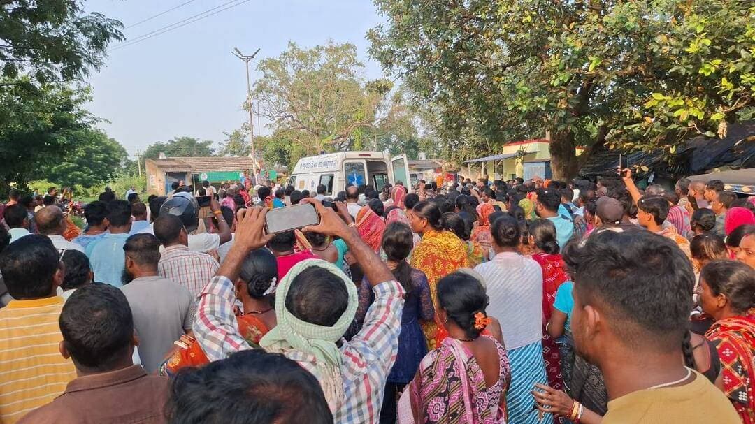 #ଆଜି_ଜଣା_ପଡିଲା_ଜଣେ_ପ୍ରକୃତ_ଜନ_ସେବକ_କିଏ
ଗତକାଲି ବିଳମ୍ବିତ ରାତିରେ ଜନସେବା କେନ୍ଦ୍ରର ମାଲିକ ତ୍ରିଲୋଚନ ମହାନ୍ତଙ୍କୁ କେହି ଦୃବୃତ୍ତ ଗୁଳିକରି ମାରି ଦେଇଥିବା ବେଳେ ଆଜି ତାର ମୋର ଶରୀର କେନ୍ଦେଇ ପୋଷି ଛକ ପହଞ୍ଚିବା ପରେ ହଜାର ହଜାର ଲୋକ ଶେଷ ଦର୍ଶନ କରିଛନ୍ତି ,ଏଇଠୁ ଜଣା ପଡିଲା ଯେ ତ୍ରିଲୋଚନ ମହାନ୍ତ ଜଣେ ପ୍ରକୃତରେ ଜନ ସେବକ ହିସାବରେ ଆଜି ଆତତାୟୀଙ୍କ ଗୁଳିରେ ସହିଦ ହୋଇଛନ୍ତି | ତାଙ୍କ ଅମର ଆତ୍ମାର ସଦଗତି ହେଉ ଏତିକି ଜଗତର ନାଥ ଜଗନ୍ନାଥଙ୍କ ଠାରେ ପ୍ରାର୍ଥନା |
#pabitranews #pabitranewsodisha #latastnewsupdate #CrimeNews #patna #keonjhar