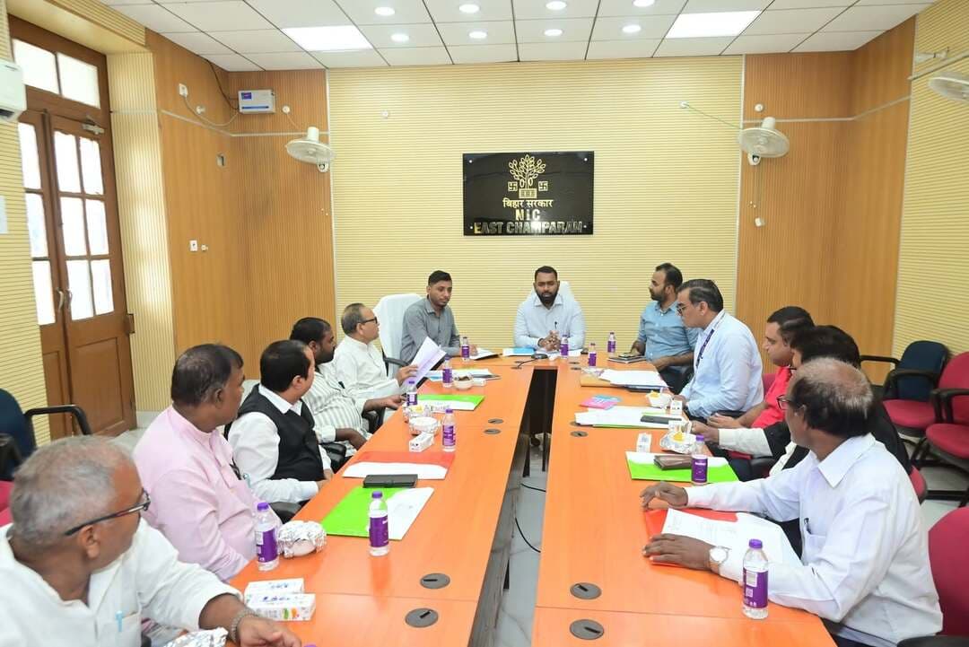 बिहार विधान परिषद द्वि वार्षिक निर्वाचन 2026 के तहत 03- सारण शिक्षक निर्वाचन हेतु दिनांक 29.09.2026 को अधिसूचना जारी हो गई है, तदालोक में निर्वाची पदाधिकारी सह आयुक्त सारण प्रमंडल छपरा के द्वारा प्रपत्र 1 मे निर्वाचन की सूचना निर्गत कर दी गई है।
जिला निर्वाचन पदाधिकारी सह जिला पदाधिकारी पूर्वी चंपारण की अध्यक्षता में मान्यता प्राप्त राजनैतिक दलों के प्रतिनिधियों के साथ समाहरणालय स्थित एनआईसी में बैठक आहूत की गई जिसमें जिला पदाधिकारी के द्वारा बताया गया कि निर्वाची पदाधिकारी के द्वारा जारी की गई निर्वाचन की सूचना के अनुसार अभ्यर्थी या प्रस्तावक के द्वारा नामांकन के प्रारंभ होने की तिथि दिनांक 29.09.2026 से नामांकन की अंतिम तिथि दिनांक 06.10.2026 तक पूर्वाहन 11:00 बजे से अपराहन 3:00 बजे तक की समयावधि मे निर्वाची पदाधिकारी -सह- आयुक्त सारण प्रमंडल छपरा अथवा प्राधिकृत सहायक निर्वाची पदाधिकारी सह आयुक्त के सचिव, सारण प्रमंडल छपरा के समक्ष नामांकन स्थल - आयुक्त सारण प्रमंडल छपरा के न्यायालय कक्ष में नामांकन दाखिल किए जा सकते हैं।
NI Act मे अधिसूचित अवकाश के दिन नामांकन नहीं लिए जाएंगे।
नामांकन के लिए सामान्य कोटि के लिए 10000 रुपए और अनुसूचित जाति/जनजाति कोटि के लिए 5000 रुपये का शुल्क निर्धारित है।
अभ्यर्थी को नामांकन पत्र के साथ संपत्ति, शिक्षा, आपराधिक मामलों , एवम अन्य के संबंधित Form 26 मे शपथ पत्र दाखिल करना अनिवार्य है।
एक अभ्यर्थी के द्वारा अधिकतम 4 सेट मे नामांकन दाखिल किया जा सकता है।
दाखिल सभी नामांकन पत्रों की संवीक्षा दिनंक 07/10/2026 (बुधवार) को पूर्वाहन 11.00 बजे आयुक्त सारण प्रमंडल छपरा के न्यायालय कक्ष मे प्रारंभ होगी।
नामांकन हेतु 10 प्रस्तावक, जिन्हे 03 सारण शिक्षक निर्वाचन क्षेत्र की निर्वाचक सूची मे निर्वाचक दर्ज होना अनिवार्य है।
अभ्यर्थी को बिहार राज्य के किसी विधान सभा के निर्वाचक सूचि मे निर्वाचक के रूप मे दर्ज होना तथा आयु 30 वर्ष की होना अनिवार्य शर्त है
नामांकन वापसी की अंतिम तिथि दिनंक 09.10.2026 शुक्रवार को 3.00 बजे अपराहन तक निर्धारित है।
निर्वाचन लड़े जाने की स्थिति मे तिथि 23/10/26 को 8.00 बजे पूर्वाहन से 4.00 बजे अपराहन तक मतदान केंद्रो पर मतदान किये जायेंगे। पूर्वी चंपारण जिले मे कुल 27 मतदान केंद्र होंगे जो सभी अंचल कार्यालय मे निर्मित किये गए हैं।
उक्त बैठक मे नगर आयुक्त, सहायक समहर्ता, श्री आसैदुर् रहमान खान, श्री राहुल शर्मा भारतीय राष्ट्रीय कांग्रेस, श्री सुरेश सहनी राजद, श्री सुनील कुमार कुशवाहा आम आदमी पार्टी,श्री विनोद पटेल जदयू, श्री छटू कुमार पासवान लोजपा ( राम विलास), श्री श्याम सुंदर प्रसाद बसपा आदि उपस्थित थे।
Information & Public Relations Department, Government of Bihar Election Commission of India Chief Electoral Officer, Bihar
