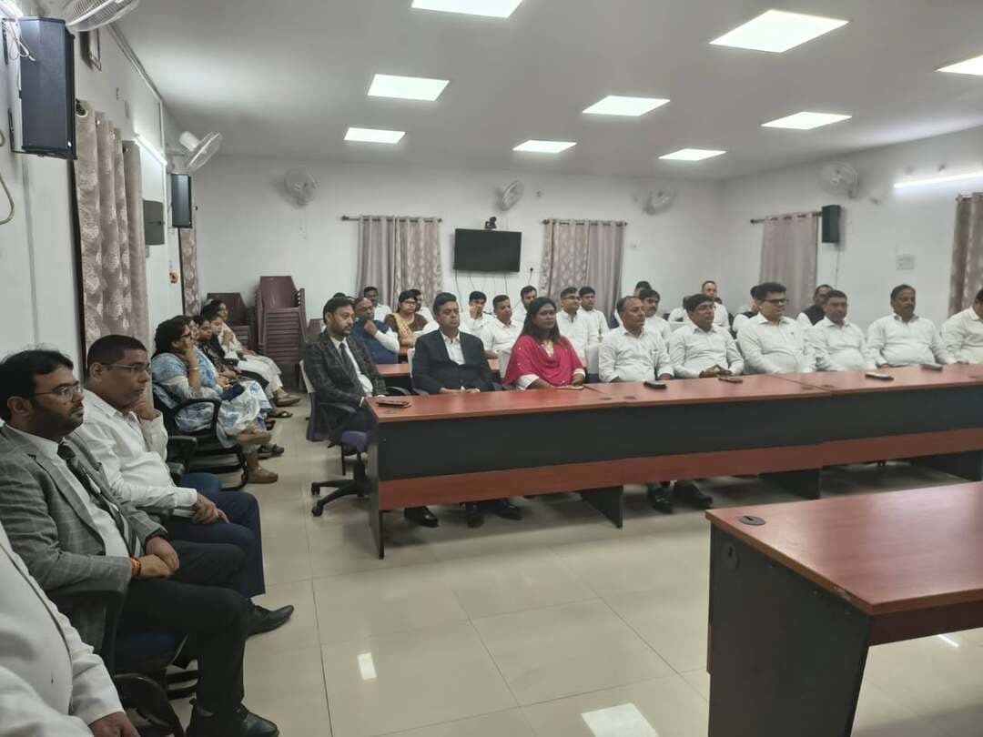 प्रेस विज्ञप्ति
‘मेडिएशन फॉर द नेशन 3.0’ अभियान को लेकर न्यायिक पदाधिकारियों की बैठक, प्रभावी एवं केंद्रित प्रयास पर जोर
मोतिहारी।
‘मेडिएशन फॉर द नेशन 3.0’ अभियान के सफल एवं प्रभावी क्रियान्वयन को लेकर प्रधान जिला एवं सत्र न्यायाधीश-सह-अध्यक्ष, जिला विधिक सेवा प्राधिकार, पूर्वी चंपारण, मोतिहारी श्री अभिषेक कुमार दास की अध्यक्षता में जिले के सभी न्यायिक पदाधिकारियों के साथ बैठक आयोजित की गई।
बैठक में प्रधान जिला एवं सत्र न्यायाधीश श्री अभिषेक कुमार दास ने सभी न्यायिक पदाधिकारियों को संबोधित करते हुए कहा कि मध्यस्थता के माध्यम से विवादों का सौहार्दपूर्ण एवं शीघ्र समाधान न्यायिक व्यवस्था को अधिक प्रभावी बनाने की दिशा में महत्वपूर्ण कदम है। उन्होंने सभी पदाधिकारियों को अभियान के उद्देश्यों के अनुरूप केंद्रित एवं योजनाबद्ध तरीके से कार्य करने के लिए प्रेरित किया और कहा कि सामूहिक एवं केंद्रित प्रयासों से इस अभियान को और अधिक प्रभावी बनाया जा सकता है।
उन्होंने न्यायिक पदाधिकारियों को ‘मेडिएशन फॉर द नेशन 3.0’ की प्रक्रिया, इसके उद्देश्य तथा विवादों के समाधान में मध्यस्थता के महत्व के संबंध में विस्तार से जानकारी दी। उन्होंने विशेष रूप से ऐसे मामलों की पहचान करने पर जोर दिया, जिनमें पक्षकारों की सहमति से मध्यस्थता के माध्यम से विवाद का त्वरित एवं टिकाऊ समाधान संभव है।
बैठक में फैमिली जज-सह-अध्यक्ष, मेडिएशन कमेटी श्री एस़रार अहमद, सचिव, जिला विधिक सेवा प्राधिकार, पूर्वी चंपारण, मोतिहारी श्री नितिन त्रिपाठी, एडीजे-सह-मेडिएशन कोऑर्डिनेटर श्रीमती रेशमा वर्मा, सीजेएम मोतिहारी श्री पुनीत कुमार तिवारी, जो समन्वय समिति के सदस्य भी हैं, सहित प्रशिक्षित मध्यस्थ एवं जिले के अन्य न्यायिक पदाधिकारी उपस्थित रहे।
बैठक के दौरान मध्यस्थता की प्रक्रिया में पक्षकारों की स्वैच्छिक भागीदारी, गोपनीयता, निष्पक्षता तथा आपसी सहमति से विवाद के समाधान के महत्व पर भी चर्चा की गई। न्यायिक पदाधिकारियों से अपेक्षा की गई कि वे उपयुक्त मामलों को मध्यस्थता के लिए संदर्भित करने तथा पक्षकारों को इसके लाभों के प्रति जागरूक करने में सक्रिय भूमिका निभाएं।
बैठक में यह भी रेखांकित किया गया कि मध्यस्थता केवल लंबित मामलों के निस्तारण का माध्यम नहीं है, बल्कि यह पक्षकारों के बीच संबंधों को बनाए रखते हुए विवादों का शांतिपूर्ण समाधान उपलब्ध कराने की प्रभावी प्रक्रिया है। विशेष रूप से पारिवारिक एवं अन्य ऐसे विवादों में, जहां पक्षकारों के बीच भविष्य में भी संबंध बने रहने की संभावना होती है, मध्यस्थता की भूमिका अत्यंत महत्वपूर्ण हो जाती है।
प्रधान जिला एवं सत्र न्यायाधीश श्री अभिषेक कुमार दास ने सभी न्यायिक पदाधिकारियों से अभियान के दौरान सक्रिय भागीदारी, बेहतर समन्वय एवं केंद्रित प्रयास के साथ कार्य करने का आह्वान किया, ताकि ‘मेडिएशन फॉर द नेशन 3.0’ अभियान के उद्देश्यों को प्रभावी रूप से प्राप्त किया जा सके।
Information & Public Relations Department, Government of Bihar