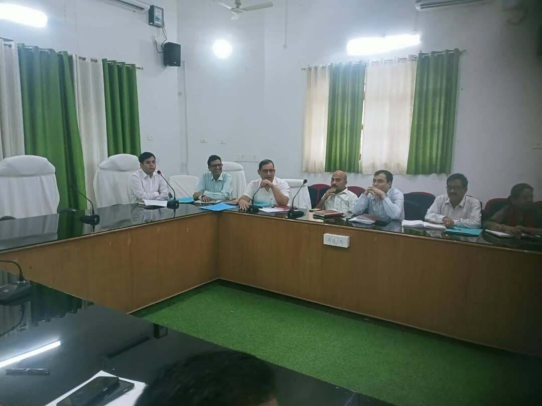 माननीय मुख्यमंत्री बिहार सरकार द्वारा जुलाई 26 में संपूर्ण राज्य में एक साथ 551 सरस्वती विद्या निकेतन (आदर्श विद्यालय) का लोकार्पण किया गया जिसका मुख्य उद्देश्य ग्रामीण और शहरी क्षेत्र के विद्यार्थियों को आधुनिक और उच्च गुणवत्तापूर्ण शिक्षा प्रदान करना है। पूर्वी चंपारण जिला में इस अवसर पर कुल 33 विद्यालयों को आदर्श विद्यालय के रूप में चिन्हित कर स्थापित किया गया। इन विद्यालयों में स्मार्ट क्लासरूम, ई लाइब्रेरी, विज्ञान व कंप्यूटर की आधुनिक प्रयोगशालाओं और खेलकूद की बेहतरीन व्यवस्था कराई गई है। यहां अनुभवी और विशेषज्ञ शिक्षकों द्वारा विद्यार्थियों के सर्वांगीण विकास हेतु शिक्षा प्रदान किया जा रहा है।
इस महत्वाकांक्षी योजना के अंतर्गत सरस्वती विद्या निकेतन (आदर्श विद्यालय)में शिक्षा के स्तर को और अधिक सुदृढ बनाने विद्यार्थियों को गुणवत्तापूर्ण शिक्षा प्रदान करने तथा विद्यालय के प्रशासनिक एवं शैक्षणिक माहौल को बेहतर करने के उद्देश्य से जिला एवं अनुमंडल स्तरीय पदाधिकारीगण को विद्यालय से संबद्ध किया गया है। खुद जिलाधिकारी ने जिला स्कूल मोतिहारी को गोंद लिया है। मंगल सेमिनरी को अपर समाहर्ता श्री मुकेश कुमार सिंहा और एमजेके बालिका इंटर कॉलेज को डॉ प्रदीप कुमार उप विकास आयुक्त ने गोद लिया है।
आज जिलाधिकारी के निर्देश पर उप विकास आयुक्त की अध्यक्षता में विद्यालयों से संबद्ध किए गए सभी जिला स्तरीय पदाधिकारी एवं अनुमंडल स्तरीय पदाधिकारीगण की एक बैठक समाहरणालय स्थित डॉ राधाकृष्णन सभागार में संपन्न हुई जिसमें कल दिनांक 30.09.2026 को जिला के सभी 33 सरस्वती विद्या निकेतन में पदाधिकारी के द्वारा विद्यालयों की आदर्श स्थिति का जायजा लिया जाएगा। विद्यालय से टैग पदाधिकारी विद्यालयों में जाएंगे, वहां की व्यवस्था देखेंगे एवं विद्यार्थियों से इंटरेक्ट करेंगे साथ ही भविष्य की योजना की रूपरेखा तैयार करेंगे।
उप विकास आयुक्त के द्वारा बताया गया कि जिन भी पदाधिकारी को जो विद्यालय टैग किया गया है वहां कल अनिवार्य रूप से जाएंगे और विद्यालय संचालन की प्रक्रिया देखेंगे। इस दौरान क्लासरूम,साइंस लैब, लाइब्रेरी की व्यवस्था, खेलकूद एवं अन्य गतिविधियों की संचालन, स्मार्ट क्लास की व्यवस्था, इको लैब, विद्यार्थी कल्याण, डिजिटल शिक्षा का विस्तार, कल्चरल एक्टिविटी का मुआयना करेंगे। इस दौरान विद्यार्थियों से इंटरेक्ट करेंगे।
उन्होंने बताया कि कल सभी विद्यालयों में पीटीएम भी रखा गया है। पीटीएम में भी पदाधिकारी भाग लेंगे और अभिभावकगण से पठन-पाठन के क्षेत्र में आए बदलाव संबंधी फीडबैक प्राप्त करेंगे।
Information & Public Relations Department, Government of Bihar