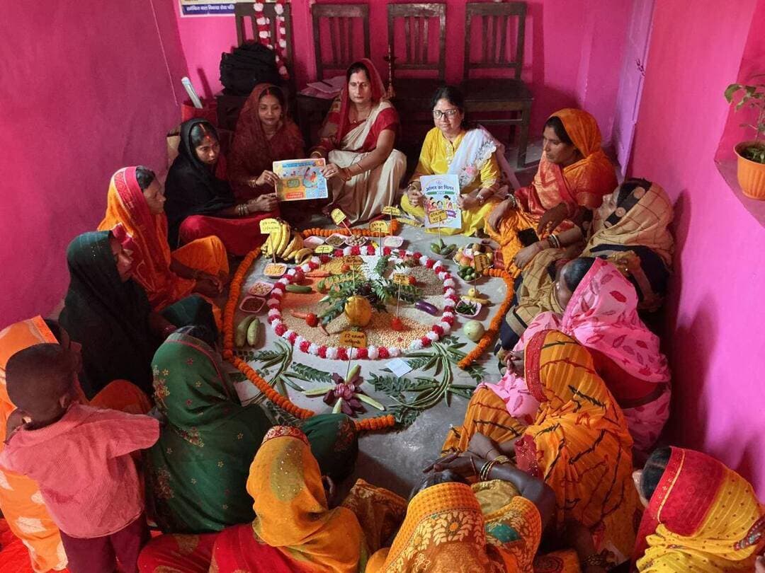 माननीय मुख्यमंत्री जी के आदेशानुसार पूर्वी चंपारण जिला के सभी आंगनबाड़ी केन्द्रों पर दिनांक 29 सितम्बर से 01 अक्टूबर तक “आंगन का मिलन” कार्यक्रम का भव्य आयोजन किया जा रहा है। कार्यक्रम में बच्चों, माताओं, माननीय जन प्रतिनिधियों सहित बड़ी संख्या में आमजन उत्साहपूर्वक एवं स्वतःस्फूर्त रूप से शामिल हो रहे हैं।
“आंगन का मिलन” कार्यक्रम के माध्यम से बच्चों एवं माताओं से जुड़ी पोषण, स्वास्थ्य एवं महिला विकास संबंधी विभिन्न योजनाओं की जानकारी सरल एवं सहज तरीके से दी जा रही है। साथ ही, बच्चों के लिए आंगनबाड़ी केन्द्रों पर कहानी, कविता, कॉमिक्स, पेंटिंग एवं अन्य मनोरंजक एवं रचनात्मक गतिविधियों का आयोजन किया जा रहा है, जिससे बच्चों में सीखने और रचनात्मकता के प्रति रुचि बढ़ रही है।
कार्यक्रम के दौरान आंगनबाड़ी केन्द्रों के सुचारू संचालन एवं समुदाय तक योजनाओं का लाभ पहुँचाने में महत्वपूर्ण भूमिका निभाने वाली आंगनबाड़ी सेविकाओं, सहायिकाओं एवं आशा दीदियों को सम्मानित किया जा रहा है। साथ ही, लाभार्थी माताओं को भी सम्मानित कर उनके उत्साह एवं सहभागिता को प्रोत्साहित किया जा रहा है।
जिलाधिकारी, पूर्वी चंपारण ने कहा कि “आंगन का मिलन” कार्यक्रम के प्रति जिलेवासियों में काफी उत्साह देखा जा रहा है। लोग बड़ी संख्या में कार्यक्रमों में भाग ले रहे हैं तथा सरकार द्वारा संचालित जनकल्याणकारी योजनाओं की जानकारी प्राप्त कर रहे हैं। उन्होंने कहा कि सरकार की 100 से अधिक लोक-कल्याणकारी एवं विकासात्मक योजनाओं के प्रभावी क्रियान्वयन से आमजन के जीवन स्तर में सकारात्मक एवं गुणात्मक परिवर्तन आया है।
उन्होंने कहा कि सरकार की योजनाओं का लाभ समाज के अंतिम पायदान तक पहुँचाना प्रशासन की प्राथमिकता है। “आंगन का मिलन” जैसे कार्यक्रमों के माध्यम से विभागीय योजनाओं की जानकारी आमजन तक पहुँचाने के साथ-साथ समुदाय की सक्रिय सहभागिता सुनिश्चित हो रही है।
कार्यक्रम के माध्यम से आंगनबाड़ी केन्द्रों को बच्चों, माताओं एवं समुदाय के बीच संवाद और सहभागिता के जीवंत केन्द्र के रूप में विकसित करने का प्रयास किया जा रहा है। आगामी 01 अक्टूबर तक जिले के विभिन्न आंगनबाड़ी केन्द्रों पर इसी प्रकार विविध गतिविधियों का आयोजन जारी रहेगा।
Information & Public Relations Department, Government of Bihar ICDS Directorate Bihar