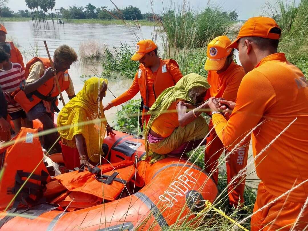 डुमरिया घाट थाना अंतर्गत डुमरिया पंचायत के सिसवन गांव में एनडीआरएफ की टीम के द्वारा बाढ़ राहत एवं बचाव कार्य जोरो पर है
Information & Public Relations Department, Government of Bihar Disaster Management Department Govt. of Bihar