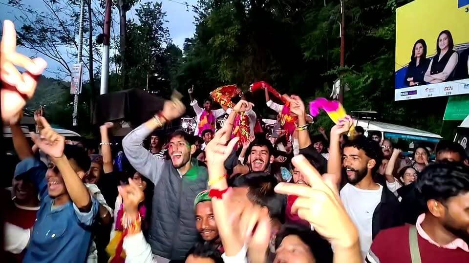 जीत के बाद बड़कोट में जश्न का माहौल Abvp कार्यकर्ताओं में