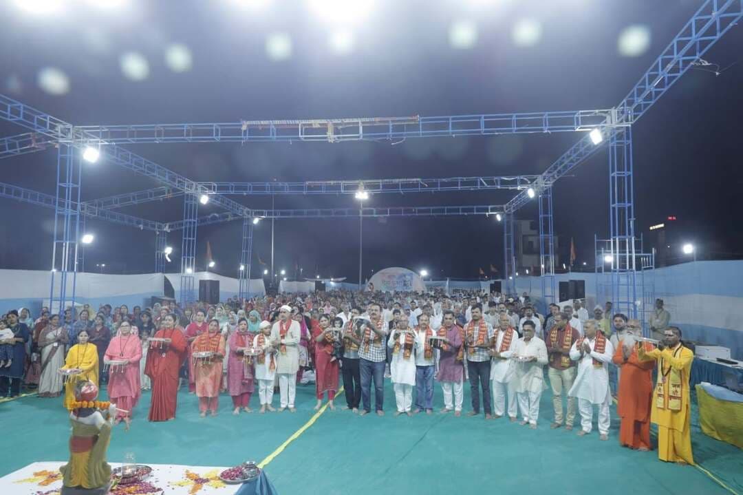 भगवान को पहचानने के लिए आवश्यक है दिव्य दृष्टि – साध्वी भाग्य श्री भारती
दिव्य ज्योति जाग्रति संस्थान द्वारा आयोजित श्रीमद्भागवत कथा के तीसरे दिन मोहित छाबड़ा,निखिल छाबड़ा,पुरुषोत्तम नागपाल,सुमन नागपाल ने प्रभु का पूजन कर कथा का शुभारंभ किया।
कथा व्यास साध्वी सुश्री भाग्य भारती ने भगवान श्रीकृष्ण की लीलाओं एवं भक्त प्रह्लाद के प्रसंग के माध्यम से जीवन के गूढ़ आध्यात्मिक रहस्यों को उजागर किया।
साध्वी ने भगवान श्रीकृष्ण के शिशुपाल प्रसंग का वर्णन करते हुए कहा कि शिशुपाल भगवान श्रीकृष्ण को पहचान नहीं पाया, जबकि वह उनके समक्ष उपस्थित था। उसने भगवान श्रीकृष्ण की लीलाओं के बारे में सुना और अनेक भक्तों के मन में उनके प्रति श्रद्धा एवं आदर भाव भी देखा, फिर भी वह उनके वास्तविक स्वरूप को नहीं पहचान सका। केवल शिशुपाल ही नहीं, उस समय के अनेक राजा भी भगवान श्रीकृष्ण के दिव्य स्वरूप को पहचानने में असमर्थ रहे।
साध्वी जी ने कहा कि यदि आज भगवान हमारे समक्ष आ जाएँ, तो क्या हम उन्हें पहचान पाएँगे? भगवान को पहचानने का हमारा आधार क्या होगा—क्या उनकी बाहरी वेशभूषा? यदि हम ऐसा सोचते हैं तो इसका अर्थ है कि हमने अभी तक अपने धार्मिक ग्रंथों का सही ढंग से अध्ययन नहीं किया है, क्योंकि बाहरी वेशभूषा तो कोई भी धारण कर सकता है। भगवान को पहचानने के लिए आवश्यकता है उस दिव्य दृष्टि की, जो भगवान श्रीकृष्ण ने कुरुक्षेत्र के युद्धक्षेत्र में अर्जुन को प्रदान की थी।
भक्त प्रह्लाद के प्रसंग का वर्णन करते हुए साध्वी ने कहा कि भक्त प्रह्लाद के जीवन में अनेक संकट आए, लेकिन वे कभी अपने भक्ति पथ से विचलित नहीं हुए। इसका कारण था अपने श्रीहरि, अपने नारायण के प्रति उनका अटूट विश्वास। उन्होंने कहा कि यदि हम भी चाहते हैं कि हमारा विश्वास भक्त प्रह्लाद के समान दृढ़ हो, तो हमें भी उस परमात्मा को जानने की आवश्यकता है।
साध्वी ने आगे बताया कि भक्त प्रह्लाद के भीतर विद्यमान अद्भुत भक्ति-बल के पीछे कहीं न कहीं उनकी माता द्वारा दिए गए संस्कारों की महत्वपूर्ण भूमिका थी। उन्हीं श्रेष्ठ संस्कारों ने प्रह्लाद को महान भक्त के रूप में गढ़ा। उन्होंने कहा कि एक मां पर बहुत कुछ निर्भर करता है कि वह अपनी संतान को किस साँचे में ढालना चाहती है। बच्चों को संस्कार देने और उनके मन में श्रेष्ठ विचारों का बीजारोपण करने का सबसे उपयुक्त समय बाल्यावस्था ही है।
उन्होंने अभिभावकों का आह्वान करते हुए कहा कि अपनी संतानों को श्रेष्ठ संस्कार एवं सद्विचार दें, ताकि वे भविष्य में एक श्रेष्ठ एवं संस्कारवान नागरिक बनकर समाज और राष्ट्र के निर्माण में अपना योगदान दे सकें। कार्यक्रम का समापन प्रभु की पावन आरती कर किया गया जिसमें विशेष रूप से रमेश नागपाल, राहुल शर्मा,प्रमोद पारीक,अनिल अरोड़ा,मुकेश गोयल,सुनील वर्मा,सुरेंद्र नागपाल जी शामिल रहे।