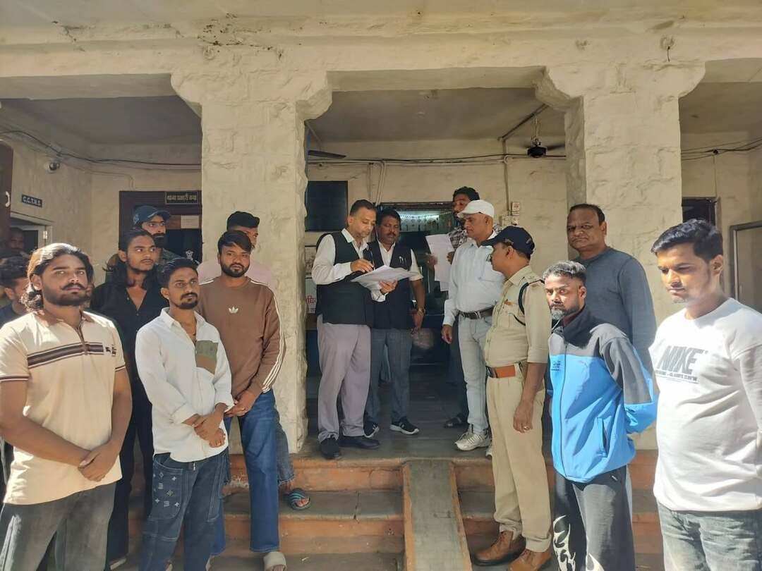 व्यवसायिक गरबा, महिलाओं की सुरक्षा एवं अश्लील गीतों पर गरबे पर रोक को लेकर तीन थानों में सौंपा ज्ञापन
मंदसौर। सकल हिन्दू समाज एवं हिन्दू जागरण मंच ने पुरे मालवा में एक साथ क्षेत्रीय थानों पर ज्ञापन सौंपा। इससे पूर्व सकल हिन्दू समाज एवं हिन्दू जागरण मंच ने कलेक्टर को ज्ञापन सौंप कर व्यवसायिक गरबों को अनुमति नहीं देने की मांग की थी। इस तारतम्य में पुरे मालवा में थानों पर ज्ञापन सौपे गए।
ज्ञापन के माध्यम से रखी मुख्य मांगे
सकल हिन्दू समाज एवं हिन्दू जागरण मंच के कार्यकर्ता बड़ी संख्या में गाँधी चौराहे पर एकत्रित हुए। वहाँ से शहर कोतवाली थाना पहुंचे और ज्ञापन सौंपकर मुख्य मांगे रखी। ज्ञापन में कहा है गया कि नवरात्री हमारी धार्मिक एवं सांस्कृतिक परम्परा का अत्यंत महत्वपूर्ण पर्व है। गरबा एवं देवी आराधना हमारी लोक सांस्कृतिक परंपरा का अभिन्न हिस्सा है। इस पवित्र परंपरा को केवल व्यावसायिक, मनोरंजन, प्रवेश शुल्क, पास बाजार आधारित आयोजन हमारी धार्मिक एवं सांस्कृतिक भावना के प्रतिकूल है। सकल हिंदू समाज मांग करता है कि नवरात्रि का पावन पर्व मां की आराधना का पर्व है, इस अवसर पर आयोजित होने वाले गरबों में उन्हीं गरबा पांडाल को अनुमति प्रदान की जाए जो विधिवत 9 दिवस माता जी की मूर्ति/तस्वीर लगाकर आराधना पूजा अर्चना करें। एक या दो दिवस गरबा नाइट इवेंट के लिए जो गरबे आयोजित होते हैं उन्हें बिल्कुल अनुमति प्रदान नहीं की जाए। गरबे खेलने आने वाली महिलाओं/बालिकाओं को सुरक्षित उनके घर पहुंचने की जवाबदारी गरबा आयोजन समिति की हो यह सुनिश्चित किया जाए। गरबा पांडाल में महिलाओं बालिकाओं को पूर्ण सुरक्षा दी जाए तथा उनके कोई भी फोटो ना खींचे इस बात का विशेष ध्यान रखा जाए। गरबा पांडाल में एंट्री पास नहीं हो। गरबा पांडाल में किसी भी विधर्मी का प्रवेश ना हो। गरबे धार्मिक भजन पर ही आयोजित हो किसी अश्लील गाने पर गरबे ना हो।
हमारा उद्देश्य किसी धार्मिक उत्सव पारंपरिक गरबा आस्था अथवा शांतिपूर्ण सांस्कृतिक आयोजन का विरोध करना नहीं है, हमारी आपत्ति गरबे की आड़ में होने वाले ऐसे व्यावसायिक आयोजनों से है जिसमें धार्मिक सांस्कृतिक स्वरूप के स्थान पर व्यावसायिक गरबों को प्राथमिकता दी जाती है।
मंदसौर में सबसे पहले शहर कोतवाली थाने पर ज्ञापन सौंपा गया। इसके बाद यशोधर्मन नगर थाने पर ज्ञापन सौंपकर सभी सकल हिन्दू समाज के कार्यकर्ता नई आबाद थाने पर पहुंचे और ज्ञापन सौंपा।