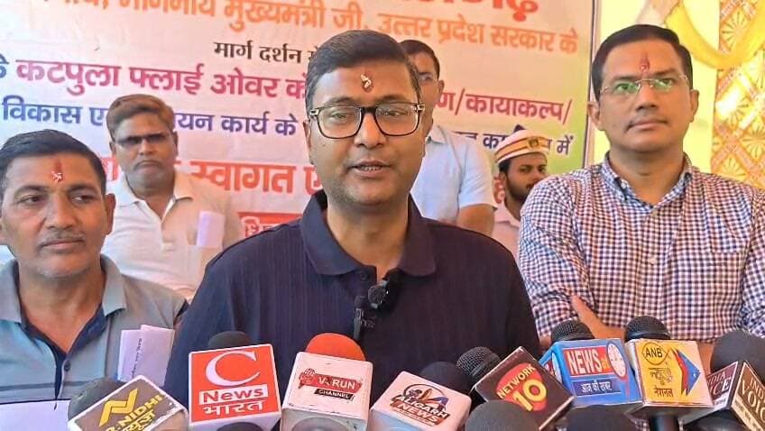#अलीगढ़ में कठपुला फ्लाईओवर का होगा भव्य कायाकल्प, भारत दर्शन थीम पर बनेगा आकर्षक वेलकम अर्बन स्पेस; महापौर प्रशांत सिंघल और नगर आयुक्त प्रेम प्रकाश मीणा ने किया भूमि पूजन एवं शिलान्यास,अलीगढ़ के ऐतिहासिक ब्रिटिशकालीन कठपुला फ्लाईओवर के सौंदर्यीकरण की शुरुआत हो गई है। महापौर प्रशांत सिंघल और नगर आयुक्त प्रेम प्रकाश मीणा ने मंगलवार को भूमि पूजन एवं शिलान्यास किया। परियोजना को भारत दर्शन थीम पर विकसित किया जाएगा। सड़क किनारे क्षेत्र को आकर्षक वेलकम अर्बन स्पेस बनाकर कलाकृतियों, हरियाली और भारतीय ऐतिहासिक स्मारकों की प्रतिकृतियां स्थापित की जाएंगी। इससे कठपुला को नया आकर्षक स्वरूप मिलेगा और शहर की ऐतिहासिक व सांस्कृतिक पहचान को बढ़ावा मिलेगा। नगर निगम इससे पहले मीनाक्षी और क्वार्सी पुल का भी सौंदर्यीकरण करा चुका है।
#Aligarh #Kathpula #NagarNigam #Beautification #IndiaHeritage