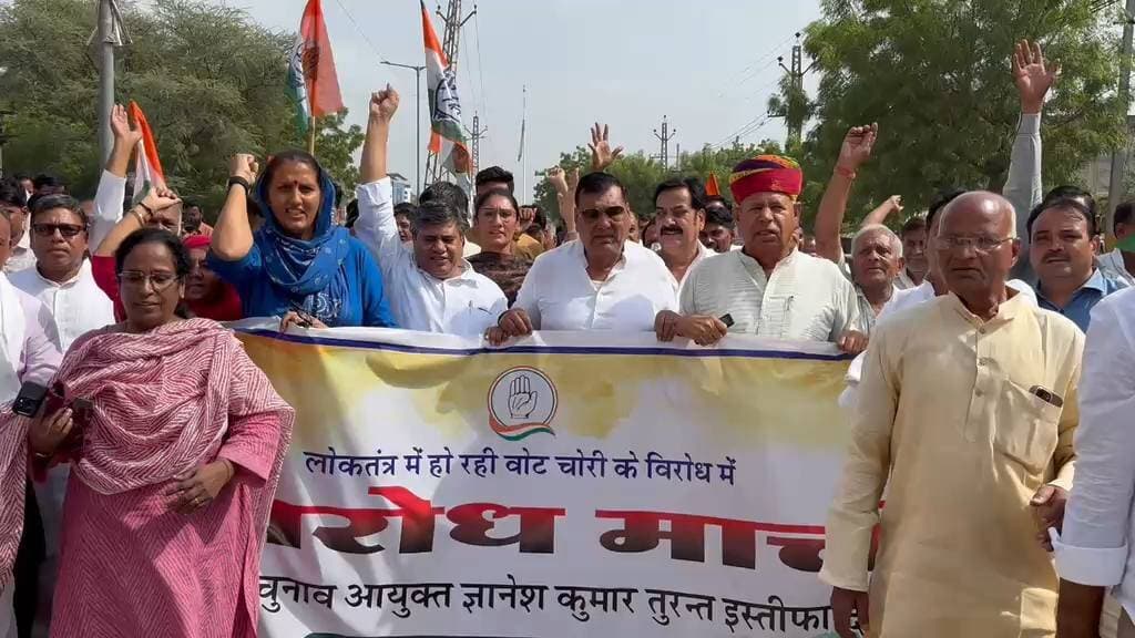 मतदाता सूची के मुद्दे पर कांग्रेस का प्रदर्शन, कलेक्ट्रेट का किया घेराव
सर्किट हाउस से कलेक्ट्रेट तक निकाला विरोध मार्च, नेताओं ने निर्वाचन आयोग पर लगाए सवाल
चूरू, 29 सितंबर। राजस्थान प्रदेश कांग्रेस कमेटी के आह्वान पर मंगलवार को चूरू जिला कांग्रेस कमेटी की ओर से मतदाता सूची एवं चुनाव प्रक्रिया से जुड़े मुद्दों को लेकर विरोध प्रदर्शन किया गया। कांग्रेस कार्यकर्ताओं ने मतदाता सूची में कथित अनियमितताओं और पार्टी द्वारा ‘वोट चोरी’ कहे जा रहे मुद्दे के विरोध में प्रदर्शन किया।
जिला कांग्रेस अध्यक्ष एवं सुजानगढ़ विधायक मनोज मेघवाल के नेतृत्व में कांग्रेस कार्यकर्ताओं ने सर्किट हाउस से आपणी योजना कार्यालय होते हुए जिला कलेक्ट्रेट तक विरोध मार्च निकाला। कार्यकर्ताओं ने कलेक्ट्रेट पहुंचकर प्रदर्शन किया और कार्यालय का घेराव किया।
प्रदर्शन के दौरान मनोज मेघवाल ने कहा कि कांग्रेस मताधिकार और संवैधानिक व्यवस्था से जुड़े मुद्दों को लेकर आंदोलन कर रही है। उन्होंने निर्वाचन आयोग में अन्य आयुक्तों की आपत्तियों को दरकिनार कर फैसले लिए जाने का आरोप लगाया।
चूरू सांसद राहुल कस्वां ने मतदाता सूची के पुनरीक्षण और कथित ‘वोट चोरी’ के मुद्दे को लेकर निर्वाचन आयोग की कार्यप्रणाली पर सवाल उठाए और मुख्य निर्वाचन आयुक्त के खिलाफ कार्रवाई की मांग की।
तारानगर विधायक नरेंद्र बुडानिया ने कहा कि लोकतांत्रिक संस्थाओं को कमजोर करने के प्रयासों के खिलाफ कार्यकर्ताओं को यह मुद्दा जनता के बीच ले जाना चाहिए। उन्होंने निकाय चुनाव में परिसीमन और प्रशासनिक भूमिका को लेकर भी आरोप लगाए।
रतनगढ़ विधायक पुसाराम गोदारा ने निर्वाचन आयोग और भाजपा के बीच मिलीभगत का आरोप लगाते हुए कहा कि मतदाताओं के अधिकारों से जुड़े मामलों में जवाबदेही तय होनी चाहिए।
पूर्व विधायक कृष्णा पूनियां ने भी मुख्य निर्वाचन आयुक्त की नियुक्ति और निर्वाचन प्रक्रिया को लेकर सवाल उठाए। एआईसीसी सचिव रिहाना रियाज चिश्ती और पीसीसी सचिव रियाजत खान ने मुख्य निर्वाचन आयुक्त के इस्तीफे की मांग की।
प्रदर्शन में बड़ी संख्या में कांग्रेस पदाधिकारी और कार्यकर्ता मौजूद रहे।
#tharkiawaazajay #churu #Congress #VoteChori #ElectionCommissionOfIndia