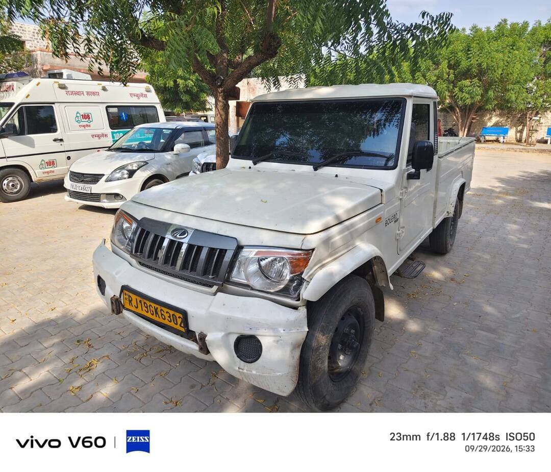 #NAGAURPOLICE
#SP Office Nagaur
*1. थाना मूण्डवा:- कस्बा मूण्डवा में एटीएम मशीन तोड़ने का प्रयास करने पर सूचना मिलने के बाद मात्र 08 मिनट के भीतर मौके पर पहुंचकर पुलिस टीम ने एटीएम से 16 लाख की चोरी के प्रयास को किया नाकाम। दो आरोपी भरत एवं अनिल गिरफ्तार किये जाकर परिवहन हेतु एक मोटरसाइकिल एवं एटीएम मशीन तोड़ने में प्रयुक्त औजार जब्त किये गये। आरोपियों ने दिनांक 27.09.2026 की रात्रि में कस्बा मुण्डवा में युको बैंक के एटीएम मशीन को तोड़कर चोरी करने का प्रयास किया गया। आरोपी भरत पर 8-9 लाख रूपये का कर्ज होने से, Youtube पर वीडियो देखकर एटीएम मशीन को लूटने का प्लान बनाया।*
*2. थाना खींवसरः- श्री आशा राम चौधरी SP नागौर* के निर्देशन में नागौर पुलिस द्वारा *टांकला टोल प्लाजा के पास हुए जानलेवा हमले का पर्दाफाश करते हुए 03 आरोपियों मंगलाराम, पदमाराम एवं रिसपालसिंह को गिरफ्तार किया एवं घटना में प्रयुक्त 01 स्कॉर्पियो एवं 01 पिकअप गाड़ी जब्त की गई।* दिनांक 06.09.2026 को आरोपियों ने पुरानी रंजिश एवं रॉयल्टी ठेके को लेकर बदला लेने की नियत से हेतराम पर जानलेवा हमला किया गया था। हेतराम के रॉयल्टी ठेके को लेकर दो अलग-अलग गुटों से रंजिश है, जिसके संबंध में थाना खेड़ापा, जोधपुर में 03 प्रकरण दर्ज हैं।
*3. महिला थाना नागौर:-*
*पहली कार्यवाहीः-*
*श्री आशा राम चौधरी SP नागौर* के निर्देशन में *फर्जी फसल बीमा क्लैम के प्रकरण में नागौर पुलिस द्वारा प्रभावी कार्यवाही करते हुए 07 आरापियों को किया गिरफ्तार।* उक्त सभी ने मिलकर प्रधानमंत्री फसल बीमा योजना के पैसों को असली हकदारों को नहीं देकर, कूटरचिज दस्तावेज तैयार कर फर्जी फसल बीमा क्लैम किया। *आरोपियों ने परिवादी के सरहद माडपुरा में आये खेतों पर कूटरचिज दस्तावेज तैयार कर फर्जी फसल बीमा क्लैम कर लाखों रूपये की धोखाधड़ी की गई, जिसका प्रकरण थाना पांचौड़ी पर दर्ज है।*
*दूसरी कार्यवाही:-*
*नाबालिग बालिका के दुष्कर्म के प्रकरण में नागौर पुलिस द्वारा प्रभावी कार्यवाही करते हुए एक नामजद आरोपी नवीन को कस्बा नागौर से किया।* आरोपी ने नाबालिग बालिका को डरा धमका कर, उसके साथ बार-बार दुष्कर्म किया।
@IgpAjmer
@PoliceRajasthan