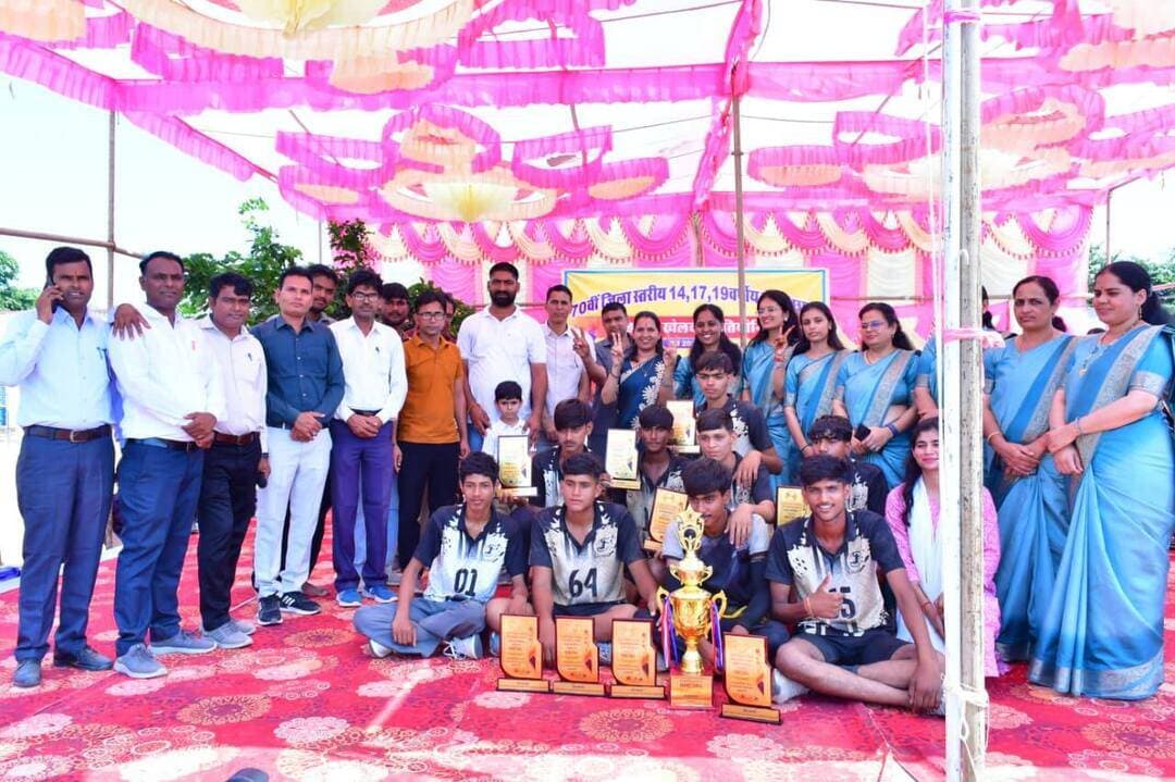 जिला स्तरीय हैंडबॉल प्रतियोगिता: 17 वर्ष छात्र वर्ग में ललासरी बना चैंपियन, 87 टीमों ने दिखाया दमखम
डीडवाना।स्थानीय राजकीय उच्च माध्यमिक विद्यालय (राउमावि) ललासरी में आयोजित 70वीं जिला स्तरीय हैंडबॉल प्रतियोगिता (14, 17 व 19 वर्ष छात्र-छात्रा वर्ग) का भव्य समापन हुआ। चार दिनों तक चले इस खेल कुंभ में जिलेभर की 87 टीमों के खिलाड़ियों ने अपने उत्कृष्ट खेल का प्रदर्शन किया।
प्रतियोगिता का समापन समारोह ब्लॉक मुख्य शिक्षा अधिकारी मैनपाल सिंह, अतिरिक्त ब्लॉक मुख्य शिक्षा अधिकारी शिवराज कड़वा (प्रथम) तथा हरवीर सिंह जाखड़ (द्वितीय) के सानिध्य में आयोजित किया गया। इससे पूर्व प्रतियोगिता का भव्य शुभारंभ प्रारंभिक जिला शिक्षा अधिकारी रूपाराम पिंडार एवं खेल अधिकारी राजेश के आतिथ्य में हुआ था।प्रतियोगिता में 14 वर्ष छात्र वर्ग: मॉडल स्कूल परबतसर ने बाजी मारी।14 वर्ष छात्रा वर्ग: ज्योति पब्लिक स्कूल, रिड (परबतसर) विजेता बनी। 17 वर्ष छात्र वर्ग: मेजबान राउमावि ललासरी ने शानदार प्रदर्शन करते हुए खिताब अपने नाम किया। 17 वर्ष छात्रा वर्ग: मॉडल स्कूल परबतसर विजेता रही। 19 वर्ष छात्र वर्ग: राउमावि रोरु बड़ी ने प्रथम स्थान प्राप्त किया। 19 वर्ष छात्रा वर्ग: राउमावि भड़सिया ने विजय हासिल की।समारोह के अंत में आयोजक विद्यालय की संस्थाप्रधान सरिता कुमारी ने प्रतियोगिता के सफल आयोजन पर सभी का आभार जताया। उन्होंने भामाशाह चतराराम पावड़िया (ललासरी), हेमाराम नेतड़ (नेतड़ों की ढाणी), SDMC सदस्यों, चयन व निर्णायक समिति के सदस्यों तथा समस्त विद्यालय स्टाफ एवं ग्रामीणों का प्रतियोगिता को ऐतिहासिक रूप से सफल बनाने के लिए धन्यवाद ज्ञापित किया।