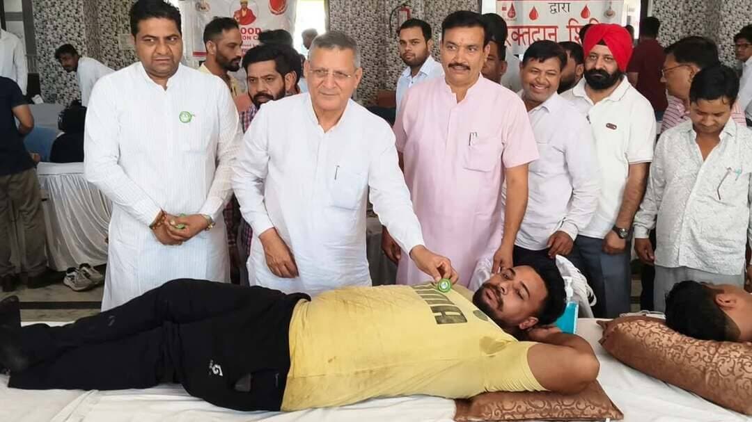 रक्तदान सबसे पुनीत सेवा कार्यों में से एक - कंवरपाल
सेवा संकल्प अभियान में मानवता की मिसाल, 303 यूनिट रक्तदान
नगर निगम द्वारा जगाधरी की पंजाबी धर्मशाला में किया रक्तदान शिविर का आयोजन
जगाधरी/यमुनानगर। प्रधानमंत्री नरेंद्र मोदी के जन्मदिन के उपलक्ष्य में चलाए जा रहे सेवा संकल्प अभियान के तहत नगर निगम द्वारा विश्वास फाउंडेशन के सहयोग से जगाधरी सिविल लाइन स्थित पंजाबी धर्मशाला में रक्तदान शिविर आयोजित किया गया। शिविर में पीजीआईएमईआर चंडीगढ़ के रक्त केंद्र व सिविल अस्पताल से पहुंची टीमों ने 303 यूनिट रक्त एकत्रित किया। शिविर में भाजपा कार्यकर्ताओं, नगर निगम कर्मचारियों और शहर के विभिन्न क्षेत्रों से पहुंचे लोगों ने उत्साहपूर्वक रक्तदान कर सामाजिक सेवा एवं मानवता का संदेश दिया। महिलाओं और युवतियों ने भी बढ़-चढ़कर भागीदारी की। रक्तदाताओं में खासा उत्साह देखने को मिला और लोगों ने स्वेच्छा से रक्तदान कर जरूरतमंदों की मदद का संकल्प लिया। सुबह से ही रक्त देने को कतारें लगनी शुरू हो गई थी। मुख्य अतिथि पूर्व कैबिनेट मंत्री कंवरपाल, भाजपा जिला अध्यक्ष राजेश सपरा, मार्केट कमेटी जगाधरी के चेयरमैन विपुल गर्ग, प्रियांक शर्मा, निश्चल चौधरी आदि ने रक्तदाताओं को बैच लगाकर व प्रमाणपत्र देकर सम्मानित किया।
पूर्व कैबिनेट मंत्री कंवरपाल ने कहा कि रक्तदान सबसे पुनीत सेवा कार्यों में से एक है। हमारे द्वारा किया गया रक्तदान किसी जरूरतमंद मरीज के लिए जीवनदान बन सकता है। उन्होंने कहा कि सेवा संकल्प अभियान के माध्यम से समाज के विभिन्न वर्गों को सेवा कार्यों से जोड़ने का प्रयास किया जा रहा है। भाजपा जिला अध्यक्ष राजेश सपरा ने कहा कि रक्तदान मानवता की सेवा का सबसे प्रत्यक्ष माध्यम है। रक्त की आवश्यकता किसी भी व्यक्ति को कभी भी पड़ सकती है और ऐसे में रक्तदाताओं द्वारा किया गया सहयोग अमूल्य होता है। उन्होंने कहा कि 303 यूनिट रक्त का एकत्रित होना लोगों की सेवा भावना और सामाजिक जिम्मेदारी का प्रमाण है। उन्होंने सभी रक्तदाताओं का आभार जताया और भविष्य में भी ऐसे सेवा कार्यों में बढ़-चढ़कर भाग लेने का आह्वान किया। नगर निगम आयुक्त महाबीर प्रसाद ने कहा कि रक्तदान से बड़ा कोई सामाजिक योगदान नहीं है। रक्तदान मानवता की सेवा का सबसे महत्वपूर्ण माध्यम है। रक्त की जरूरत किसी भी व्यक्ति को कभी भी पड़ सकती है, इसलिए स्वस्थ लोगों को आगे आकर नियमित रूप से रक्तदान करना चाहिए। शिविर में एकत्रित रक्त जरूरतमंद मरीजों के उपचार में उपयोगी होगा। मौके पर मुख्य सफाई निरीक्षक हरजीत सिंह, सफाई निरीक्षक सचिन कंबोज, मीडिया सेल इंचार्ज मुक्ता, भाजपा जिला महामंत्री नरेंद्र सिंह राणा, पार्षद जयंत स्वामी, भानू प्रताप, अंकित, जगदीश विद्यार्थी, विश्वास फाउंडेशन से रजनीश विश्वास, सुमेर, मुलख राज, उपदेश, अंजला, सोनिका, टीना आदि मौजूद रहें।
फोटो कैप्शन - रक्तदाताओं को बैज लगाते मुख्य अतिथि पूर्व मंत्री कंवरपाल व अन्य।
रक्तदाताओं को बैज लगाते भाजपा जिला अध्यक्ष राजेश सपरा व अन्य।
शिविर में रक्तदान करते रक्तदाता।