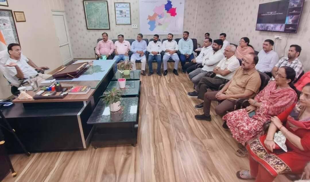 7 अक्टूबर को एक साथ 5000 लोग करेंगे सफाई, गिनीज बुक रिकॉर्ड की तैयारी - महाबीर प्रसाद
सफाई का महाकुंभ, एक साथ 5000 लोग रचेंगे इतिहास
तीन अक्टूबर तक होगा रजिस्ट्रेशन, कोई भी ले सकता है भाग
सफाई महाकुंभ अभियान में जनभागीदारी व तैयारियों को लेकर आयुक्त ने ली पार्षदों व अधिकारियों की बैठक
यमुनानगर। शहर को स्वच्छ बनाने और स्वच्छता अभियान में जनभागीदारी बढ़ाने को लेकर नगर निगम की ओर से 7 अक्टूबर को मॉडल टाउन में सफाई महाकुंभ का आयोजन किया जाएगा। इस मेगा सफाई अभियान में एक साथ करीब 5000 लोग सफाई कार्य में जुटेंगे। एक साथ इतनी बड़ी संख्या में लोगों के सफाई अभियान में शामिल होने का रिकॉर्ड दर्ज कराने के लिए गिनीज बुक ऑफ वर्ल्ड रिकॉर्ड की टीम भी मौके पर पहुंचेगी। सफाई महाकुंभ में भाग लेने के इच्छुक लोगों के लिए 3 अक्टूबर तक रजिस्ट्रेशन किया जाएगा। रजिस्ट्रेशन करवाने वाले प्रत्येक प्रतिभागी को पहचान पत्र जारी किया जाएगा। यह जानकारी नगर निगम आयुक्त महाबीर प्रसाद ने दी। वे मंगलवार को नगर निगम कार्यालय में पार्षदों व अधिकारियों की बैठक ले रहे थे। बैठक में उन्होंने सफाई महाकुंभ की तैयारियों और जनभागीदारी को लेकर विस्तार से चर्चा की। उन्होंने सभी पार्षदों से अपने-अपने वार्डों से अधिक से अधिक लोगों को अभियान से जुड़ने का आह्वान किया।
नगर निगम आयुक्त महाबीर प्रसाद ने बताया कि सफाई महाकुंभ में नगर निगम के अधिकारियों व कर्मचारियों के अलावा विभिन्न सरकारी विभागों के अधिकारी-कर्मचारी, सामाजिक व धार्मिक संस्थाएं, स्वयंसेवी संगठन, स्कूल-कॉलेजों के विद्यार्थी, शिक्षण संस्थानों के प्रतिनिधि और शहरवासी भाग लेंगे। अभियान में अधिक से अधिक लोगों की भागीदारी सुनिश्चित करने के लिए तैयारियां तेज कर दी गई हैं। अभियान के दौरान मॉडल टाउन स्थित नेहरू पार्क तथा इसके आसपास के क्षेत्र और गलियों में विशेष सफाई अभियान चलाया जाएगा। मौके पर सहायक अभियंता मृणाल जैयसवाल, मुख्य सफाई निरीक्षक विनोद बेनीवाल, मुख्य सफाई निरीक्षक गोविंद शर्मा, मुक्ता, लोकेश, पार्षद अरुण कुमार, भावना बिट्टू, तिलक राज, सुनैना शर्मा, मनु कृष्ण सिंगला, संदीप धीमान, दीक्षित कुमार, उज्जवल बनयाल, हरजीत आनंद, विक्रम राणा, मंजीत कौर, पार्षद प्रतिनिधि पवन बिट्टू, राहुल, मदन कुमार, जगदीश बब्बर, नीरज आदि मौजूद रहें।
----------
समय रहते पूरा करें व्यवस्थाएं -
आयुक्त महाबीर प्रसाद ने अधिकारियों को निर्देश दिए कि अभियान की सफलता के लिए सफाई व्यवस्था, संसाधनों, कर्मचारियों, सुरक्षा, यातायात प्रबंधन और अन्य आवश्यक व्यवस्थाओं को समय रहते पूरा किया जाए। सभी संस्थाओं को अभियान में शामिल होने के लिए पत्र जारी करें। उन्होंने कहा कि सफाई महाकुंभ केवल एक दिन का सफाई अभियान नहीं, बल्कि शहरवासियों को स्वच्छता के प्रति जागरूक करने और सामूहिक जिम्मेदारी की भावना मजबूत करने का प्रयास है। उन्होंने शहरवासियों से भी अधिक से अधिक संख्या में भाग लेकर अभियान को सफल बनाने की अपील की।
फोटो कैप्शन - पार्षदों व अधिकारियों की बैठक लेते नगर निगम आयुक्त महाबीर प्रसाद।