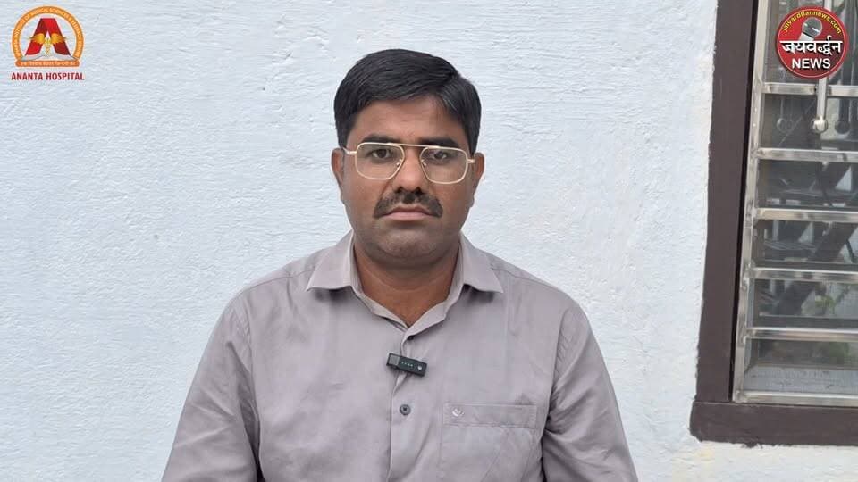राजसमंद ACB का बड़ा एक्शन, 25 लाख की रिश्वत लेते व्यक्ति ट्रैप, CGST अफसर डिटेन
,
#Rajsamandnews #ACBAction #JAivardhanews
राजसमंद एसीबी ने रिश्वत के मामले में बड़ी कार्रवाई करते हुए 25 लाख रुपए की रिश्वत लेते एक व्यक्ति को ट्रैप किया है। एसीबी के अनुसार, यह रिश्वत सीजीएसटी उदयपुर के सुपरिंटेंडेंट सांवलराम के लिए ली जा रही थी। बताया जा रहा है कि अनिल पारीक के कहने पर सुशील पारीक ने 25 लाख रुपए की पहली किस्त ली, जिसके बाद एसीबी ने उसे ट्रैप किया।