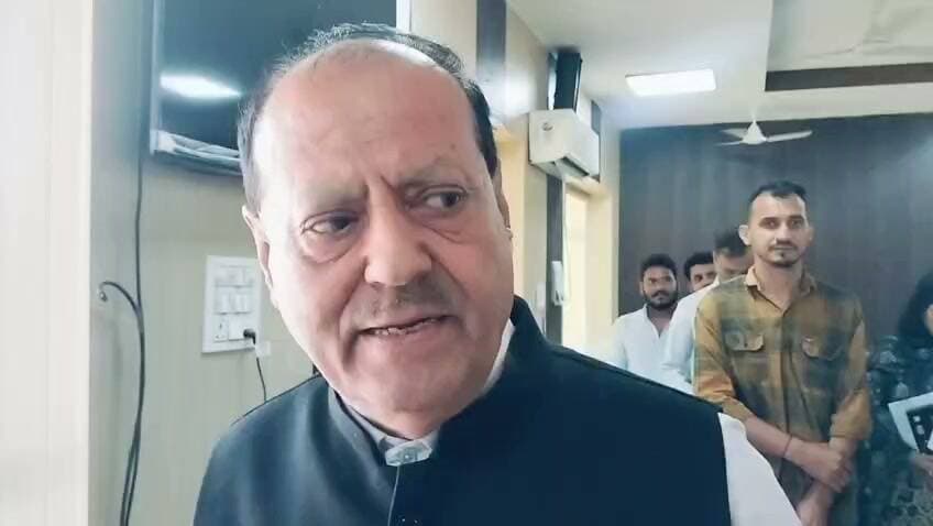 #भरतपुर। राज्य मानव अधिकार आयोग के अध्यक्ष न्यायमूर्ति जीआर मूलचंदानी ने भरतपुर जिला कलेक्ट्रेट सभागार में आयोजित समीक्षा बैठक में अधिकारियों को मानव अधिकारों के संरक्षण से जुड़े प्रकरणों में संवेदनशीलता बरतने और समस्याओं का समयबद्ध निस्तारण करने के निर्देश दिए। उन्होंने अस्पतालों में बुजुर्गों व दिव्यांगजनों के लिए अलग काउंटर, सफाई और जिरियाट्रिक वार्ड की व्यवस्था सुधारने तथा केंद्रीय कारागृह में कैदियों के लिए सुरक्षित बैरक, पेयजल व पारदर्शी परिजन वार्ता सुनिश्चित करने को कहा। साथ ही पुलिस थानों में सीसीटीवी चालू रखने, एफआईआर दर्ज करने में पारदर्शिता बरतने और बाल संप्रेषण गृह में चिकित्सकों की व्यवस्था के निर्देश दिए। इस दौरान जिला कलक्टर कमर चौधरी और पुलिस अधीक्षक राजेश मीणा ने आयोग के प्रकरणों पर की गई कार्रवाई से अवगत कराया।