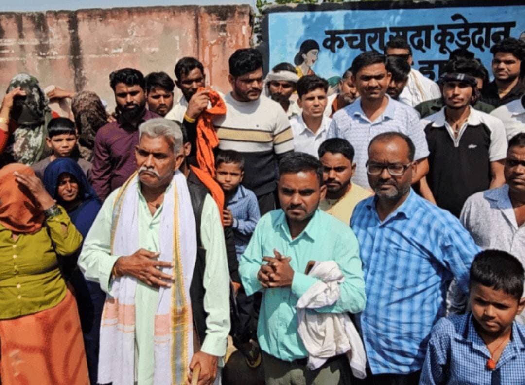 #भरतपुर। उच्चैन थाना क्षेत्र के चक खरका गांव में वृद्ध बच्चू बंजारा की ह!त्या के आरोपियों की गिरफ्तारी न होने से नाराज ग्रामीणों ने मंगलवार को आईजी ऑफिस पहुंचकर प्रदर्शन किया। ग्रामीणों ने आरोप लगाया कि 4 जुलाई को मंदिर निर्माण के दौरान 30-40 लोगों ने हमला कर बच्चू बंजारा की पीट-पीटकर हत्या कर दी थी। पुलिस ने नामजद 21 आरोपियों में से केवल 7 को पकड़ा है, जबकि मुख्य आरोपी वीरेंद्र समेत 14 आरोपी अब भी फरार हैं। प्रदर्शन को देखते हुए आईजी दफ्तर पर पुलिस बल तैनात किया गया और ग्रामीणों के 5 सदस्यीय प्रतिनिधिमंडल को आईजी से मिलने भेजा गया। पीड़ित मदनपाल का आरोप है कि पुलिस बाकी आरोपियों को पकड़ने के बजाय पीड़ित परिवार पर ही चोरी का झूठा मुकदमा दर्ज कर हत्या के मामले में राजीनामे का दबाव बना रही है। जब भी फरार आरोपियों की गिरफ्तारी की मांग की जाती है, तो पुलिस अधिकारी टालमटोल रवैया अपनाते हैं। ग्रामीणों ने आईजी से मुख्य आरोपी वीरेंद्र सहित सभी फरार आरोपियों को तुरंत गिरफ्तार करने और पीड़ित परिवार पर दर्ज चोरी के झूठे मुकदमे को रद्द करवाने की गुहार लगाई है।