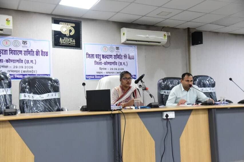 सेवा सेतु शिविर के माध्यम से पात्र हितग्राहियों तक पहुंचें शासन की योजनाओं का लाभ
सेवा संकल्प अभियान के तहत जिले में आयोजित होने वाले सेवा सेतु शिविर की तैयारियों को लेकर कलेक्टर श्रीमती नूपुर राशि पन्ना ने साप्ताहिक समय-सीमा बैठक में अधिकारियों को आवश्यक निर्देश दिए।
कलेक्टर ने कहा कि सेवा सेतु शिविर के माध्यम से आम नागरिकों को शासन की विभिन्न जनकल्याणकारी योजनाओं एवं सेवाओं का सुलभ लाभ उपलब्ध कराया जाए और पात्र हितग्राहियों को योजनाओं से जोड़ा जाए।
बैठक में सीएम हेल्पलाइन एवं जनदर्शन से प्राप्त लंबित प्रकरणों के समयबद्ध एवं संतोषजनक निराकरण, बाढ़ एवं अतिवृष्टि से हुई क्षति के आकलन तथा प्रभावित परिवारों को नियमानुसार राहत उपलब्ध कराने की कार्यवाही की समीक्षा की गई।
इसके साथ ही डिजिटल क्रॉप सर्वे, प्रधानमंत्री किसान सम्मान निधि, स्वामित्व योजना, प्रधानमंत्री आवास योजना-ग्रामीण, विद्युत सबस्टेशन निर्माण, अपार आईडी एवं जाति प्रमाण पत्र निर्माण सहित विभिन्न विभागीय योजनाओं एवं विकास कार्यों की प्रगति की समीक्षा की गई।
कलेक्टर ने सभी विभागीय अधिकारियों को निर्धारित समय-सीमा में कार्य पूर्ण करने और शासन की योजनाओं का लाभ पात्र हितग्राहियों तक सुनिश्चित रूप से पहुंचाने के निर्देश दिए।
#सेवा_संकल्प_अभियान #SevaSankalpAbhiyan #SevaSankalp #JanSeva