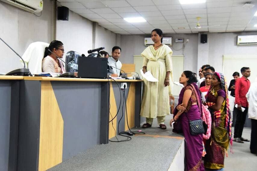 जनदर्शन में कलेक्टर ने सुनीं आमजनों की समस्याएं
कोण्डागांव में कलेक्टर श्रीमती नूपुर राशि पन्ना ने साप्ताहिक जनदर्शन में जिले के विभिन्न क्षेत्रों से पहुंचे आम नागरिकों की समस्याएं एवं मांगें सुनीं।
जनदर्शन में ग्राम आटेंगा के ग्रामीणों ने प्रधानमंत्री ग्राम सड़क योजना के तहत ओटेण्डा कपेना चौक से भर्रापारा तक लगभग 5 किलोमीटर पक्की सड़क की मांग रखी। ग्राम दहिकोंगा की श्रीमती साधना कश्यप ने प्रधानमंत्री आवास योजना के तहत पक्के मकान की मांग की।
वहीं ग्राम काटागांव के नागरिकों ने प्राकृतिक आपदा एवं जलभराव से हुई क्षति के लिए सहायता राशि तथा ग्राम बंजोड़ा के श्री अर्जुन नाग ने उप स्वास्थ्य केंद्र में स्टाफ की कमी दूर करने की मांग रखी।
कलेक्टर ने प्राप्त सभी आवेदनों को संवेदनशीलता के साथ लेते हुए संबंधित विभागों के अधिकारियों को निर्धारित समय-सीमा में गुणवत्तापूर्ण निराकरण सुनिश्चित करने के निर्देश दिए।
#Kondagaon #Jandarshan #जनदर्शन #जनसमस्या_निराकरण