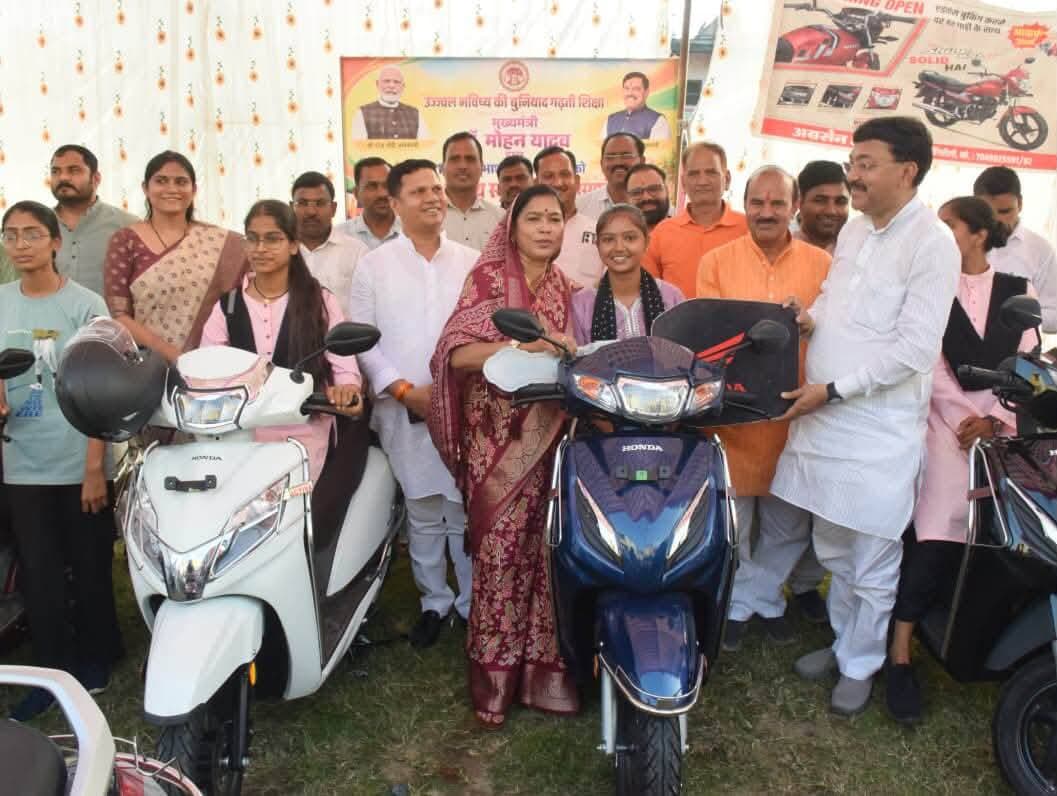अटल सामुदायिक भवन बिलौजी में ‘मेरा सपनों का भारत 2047’ थीम पर जिला स्तरीय चित्रकला प्रतियोगिता आयोजित
राज्यमंत्री ने उत्कृष्ट प्रदर्शन करने वाले विद्यार्थियों को किया सम्मानित, मेधावी विद्यार्थियों को वितरित की स्कूटी
सिंगरौली। 17 सितम्बर से 18 अक्टूबर तक आयोजित किए जा रहे सेवा संकल्प अभियान के अंतर्गत अटल सामुदायिक भवन बिलौजी में ‘मेरा सपनों का भारत 2047’ थीम पर जिला स्तरीय चित्रकला प्रतियोगिता एवं पुरस्कार वितरण कार्यक्रम का आयोजन किया गया। कार्यक्रम की मुख्य अतिथि मध्यप्रदेश शासन की पंचायत एवं ग्रामीण विकास विभाग की राज्यमंत्री श्रीमती राधा सिंह रहीं। कार्यक्रम में बड़ी संख्या में छात्र-छात्राओं ने उत्साहपूर्वक सहभागिता करते हुए अपने सपनों के भारत की परिकल्पना को रंगों और चित्रों के माध्यम से प्रस्तुत किया। चित्रकला प्रतियोगिता में विद्यार्थियों ने ‘मेरा सपनों का भारत 2047’ विषय को केंद्र में रखते हुए विकसित, आत्मनिर्भर, स्वच्छ, समृद्ध एवं सशक्त भारत की अपनी कल्पनाओं को कलात्मक रूप प्रदान किया। किसी विद्यार्थी ने आधुनिक तकनीक और नवाचार से युक्त भारत की तस्वीर प्रस्तुत की, तो किसी ने स्वच्छ पर्यावरण, हरित विकास, गुणवत्तापूर्ण शिक्षा, महिला सशक्तिकरण तथा आत्मनिर्भर समाज की परिकल्पना को चित्रों के माध्यम से अभिव्यक्त किया। विद्यार्थियों की रचनात्मक सोच और कल्पनाशीलता ने कार्यक्रम में उपस्थित अतिथियों एवं अभिभावकों का ध्यान आकर्षित किया।
कार्यक्रम के दौरान प्रतियोगिता में उत्कृष्ट प्रदर्शन करने वाले छात्र-छात्राओं को जिला स्तरीय पुरस्कार एवं प्रशस्ति-पत्र प्रदान कर सम्मानित किया गया। राज्यमंत्री श्रीमती राधा सिंह ने प्रतिभावान विद्यार्थियों का उत्साहवर्धन करते हुए कहा कि आज के विद्यार्थी ही वर्ष 2047 के भारत के निर्माता होंगे। उन्होंने कहा कि ‘मेरा सपनों का भारत 2047’ जैसी प्रतियोगिताएं विद्यार्थियों को अपने सपनों, विचारों और रचनात्मक प्रतिभा को अभिव्यक्त करने का अवसर प्रदान करती हैं। उन्होंने विद्यार्थियों से कहा कि वे शिक्षा के साथ नवाचार, अनुशासन, परिश्रम और राष्ट्रसेवा की भावना को अपने जीवन में अपनाएं। उन्होंने कहा कि विकसित भारत का सपना तभी साकार होगा, जब देश की युवा पीढ़ी अपनी प्रतिभा और ऊर्जा का उपयोग राष्ट्र निर्माण में करेगी। राज्यमंत्री ने कहा कि प्रधानमंत्री श्री नरेन्द्र मोदी के विकसित भारत के संकल्प को साकार करने में विद्यार्थियों एवं युवाओं की महत्वपूर्ण भूमिका है। उन्होंने विद्यार्थियों को अपने लक्ष्य निर्धारित कर निरंतर आगे बढ़ने तथा समाज और देश के प्रति अपने दायित्वों का निर्वहन करने के लिए प्रेरित किया। उन्होंने चित्रकला प्रतियोगिता में भाग लेने वाले सभी छात्र-छात्राओं को शुभकामनाएं देते हुए कहा कि प्रतियोगिता में पुरस्कार से अधिक महत्वपूर्ण विद्यार्थियों की सहभागिता, कल्पनाशीलता और भविष्य के भारत के प्रति उनकी सोच है।
कार्यक्रम के दौरान मुख्यमंत्री मेधावी विद्यार्थी योजना के अंतर्गत पात्र मेधावी छात्र-छात्राओं को स्कूटी का वितरण भी किया गया। कार्यक्रम में मेधावी छात्र-छात्राओं रिया सिंह बैस, नितेश कुमार प्रजापति, शिवांशी तिवारी, इन्द्रवती बैस एवं सरोज सिंह बैस को राज्यमंत्री सहित उपस्थित अतिथियों द्वारा स्कूटी प्रदान कर सम्मानित किया गया। राज्यमंत्री श्रीमती राधा सिंह ने मेधावी विद्यार्थियों को स्कूटी की चाबी एवं दस्तावेज प्रदान करते हुए उनके उज्ज्वल भविष्य की कामना की। उन्होंने कहा कि शासन द्वारा विद्यार्थियों को उच्च शिक्षा के लिए प्रोत्साहित करने तथा उनकी शैक्षणिक यात्रा को सुगम बनाने के उद्देश्य से विभिन्न योजनाएं संचालित की जा रही हैं। मेधावी विद्यार्थियों को प्रदान की जा रही स्कूटी उनकी उच्च शिक्षा की राह को आसान बनाने के साथ-साथ उन्हें आगे बढ़ने के लिए प्रोत्साहित करेगी। कार्यक्रम में उपस्थित अधिकारियों एवं जनप्रतिनिधियों ने विद्यार्थियों द्वारा प्रदर्शित चित्रों का अवलोकन किया तथा उनकी प्रतिभा की सराहना की।
CM Madhya Pradesh
Jansampark Madhya Pradesh