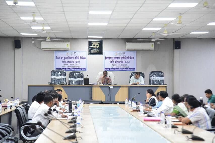 पशु सुरक्षा और संरक्षण के लिए जागरूकता अभियान पर जोर
कोण्डागांव में कलेक्टर श्रीमती नूपुर राशि पन्ना की अध्यक्षता में जिला पशु क्रूरता निवारण समिति की बैठक आयोजित की गई।
बैठक में जिले में पशुओं की सुरक्षा, संरक्षण एवं पशु क्रूरता की रोकथाम को लेकर विभिन्न विषयों पर विस्तृत चर्चा की गई।
कलेक्टर ने पशु प्रेमियों एवं पशु कल्याण से जुड़े लोगों को साझा मंच से जोड़कर पशुओं की सुरक्षा एवं संरक्षण के लिए सामूहिक प्रयास करने पर जोर दिया। उन्होंने पशुपालकों को अपने मवेशियों को खुले में नहीं छोड़ने के लिए प्रेरित करने हेतु व्यापक जागरूकता अभियान संचालित करने की आवश्यकता बताई।
सड़कों एवं सार्वजनिक स्थानों पर विचरण करने वाले मवेशियों की रोकथाम के लिए नगर पालिका को आवश्यक कार्रवाई करने के निर्देश दिए गए। साथ ही पशुओं के प्रति संवेदनशील व्यवहार और उनके संरक्षण के लिए विभागीय समन्वय से आवश्यक गतिविधियां संचालित करने पर भी चर्चा हुई।
#Kondagaon #AnimalWelfare #पशु_कल्याण #पशु_संरक्षण