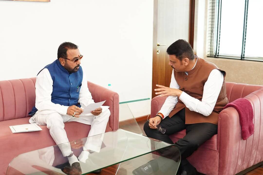 आज महाराष्ट्राचे यशस्वी मुख्यमंत्री मा.श्री. देवेंद्रजी फडणवीस साहेब यांची भेट घेऊन राज्याच्या विकासासह आरोग्य क्षेत्राशी संबंधित महत्त्वाच्या विषयांवर सविस्तर चर्चा केली.
• दुष्काळ घोषणेबद्दल आभार: राज्यातील पावसाच्या कमतरतेमुळे प्रभावित भागांसह बुलढाणा जिल्ह्याचाही दुष्काळग्रस्त श्रेणीत समावेश करण्याच्या निर्णयाबद्दल मा.मुख्यमंत्री महोदयांचे मनःपूर्वक आभार व्यक्त केले.
• स्वतंत्र आयुष मंत्रालयाची स्थापना:- महाराष्ट्रात आयुर्वेद, योग, निसर्गोपचार, युनानी, सिद्ध आणि होमिओपॅथी या उपचारपद्धतींच्या सर्वांगीण विकासासाठी स्वतंत्र आयुष मंत्रालय स्थापन करण्याबाबत चर्चा केली.
• आयुष विद्यापीठाची स्थापना:- राज्यातील आयुष शिक्षण, संशोधन आणि कौशल्य विकासाला नवी दिशा देण्यासाठी स्वतंत्र आयुष विद्यापीठ स्थापन करण्याची मागणी केली.
• BMC आरोग्य सेवांच्या निर्णयांची अंमलबजावणी:- मुंबई महानगरपालिकेच्या आरोग्य आढावा बैठकीत घेण्यात आलेल्या निर्णयांची प्रभावी अंमलबजावणी करण्यासाठी पालिका आयुक्तांना आवश्यक निर्देश देण्याचा विषय मांडला.
जनकल्याण, जनआरोग्य आणि राज्याच्या सर्वांगीण विकासाला नव्या उंचीवर नेण्यासाठी आमचे सरकार सातत्याने संकल्पबद्ध आहे.
@devendra_fadnavis
#maharashtra #devendrafadnavi #buldhana #ayush #publichealth