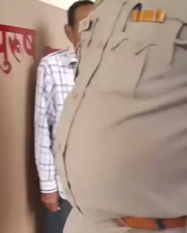 मंडी बस स्टैंड के टॉयलेट में भी धूम्रपान पर चालान! 😳🚭
मंडी बस स्टैंड में अब टॉयलेट के अंदर धूम्रपान करने पर भी चालान किए जाने की बात सामने आ रही है। ऐसे में बस स्टैंड के टॉयलेट का इस्तेमाल करने वाले लोगों से अपील है कि वहां बिल्कुल भी धूम्रपान न करें, वरना जेब ढीली हो सकती है।
एक व्यक्ति के मुताबिक, उससे पहले 500 रुपये, फिर 150 रुपये मांगे गए और बाद में 100 रुपये लिए गए। उसका कहना है कि जब उसके भाई ने पैसे देने से मना किया तो उसकी मां से भी पैसे मांगे गए।
व्यक्ति का आरोप है कि टॉयलेट के अंदर धूम्रपान करने वालों के चालान किए जा रहे हैं। हालांकि, इस पूरे मामले में संबंधित विभाग या अधिकारियों की ओर से आधिकारिक पुष्टि सामने आना बाकी है।
अब सवाल यह है कि क्या मंडी बस स्टैंड के टॉयलेट के अंदर धूम्रपान करने पर वास्तव में चालान हो रहे हैं? 🤔
क्या आपका या आपके किसी परिचित का भी मंडी बस स्टैंड के टॉयलेट के अंदर धूम्रपान करने पर चालान हुआ है?
नीचे कमेंट करके बताए
