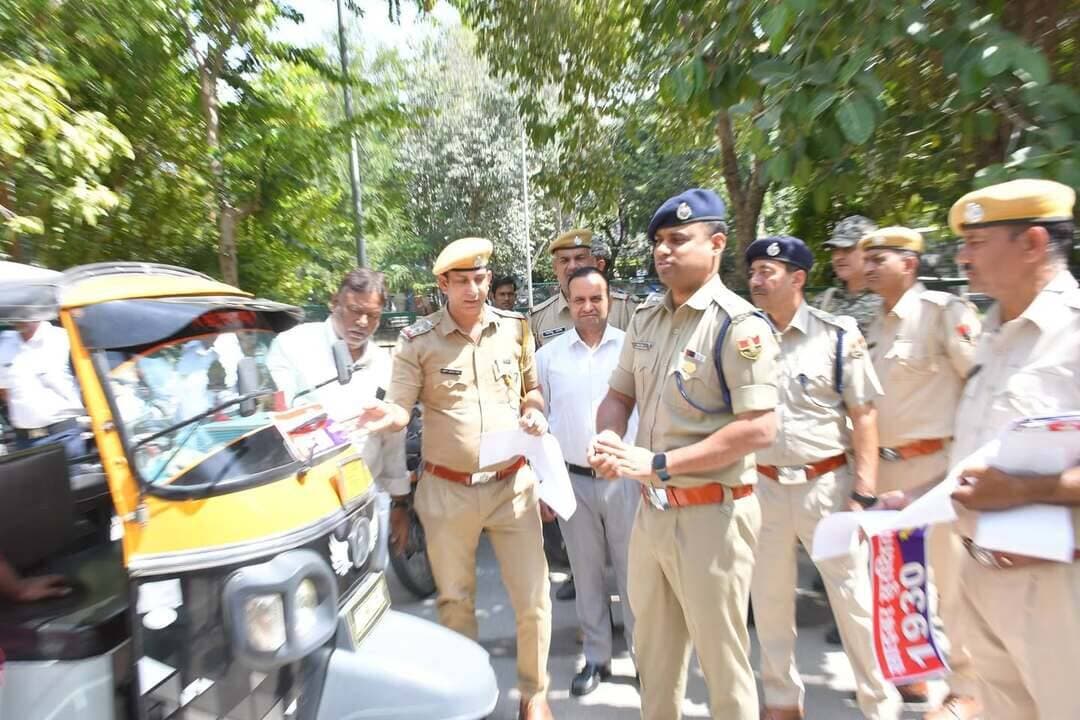 *पुलिस अधीक्षक कार्यालय में ऑटो-टैक्सी पर लगाए गए साइबर जागरूकता पंपलेट*
*साइबर अपराधों से बचाव के लिए आमजन को किया जा रहा जागरूक, ऑटो-टैक्सी के माध्यम से पहुंचाया जाएगा साइबर सुरक्षा का संदेश*
चित्तौड़गढ़, 29 सितंबर। जिला पुलिस अधीक्षक श्री धर्मेन्द्र सिंह के निर्देशन में जिले में आमजन को साइबर अपराधों के प्रति जागरूक करने के उद्देश्य से साइबर जागरूकता अभियान चलाया जा रहा है। इसी क्रम में मंगलवार को पुलिस अधीक्षक कार्यालय परिसर में साइबर थाना पुलिस द्वारा ऑटो एवं टैक्सी वाहनों पर साइबर अपराधों से बचाव संबंधी जागरूकता पंपलेट चिपकाए गए।
इस दौरान जिला पुलिस अधीक्षक श्री धर्मेन्द्र सिंह के साथ उपस्थित सभी पुलिस अधिकारियों एवं कर्मचारियों ने भी ऑटो एवं टैक्सी वाहनों पर साइबर जागरूकता संबंधी पंपलेट लगाए तथा ऑटो-टैक्सी चालकों से संवाद कर उन्हें साइबर अपराधों के प्रति सतर्क रहने एवं आमजन तक साइबर सुरक्षा का संदेश पहुंचाने के लिए प्रेरित किया।
कार्यक्रम के दौरान साइबर थाना के डीवाईएसपी श्री रविन्द्र प्रताप सिंह, पुलिस निरीक्षक श्री सुमन कुमार, अपराध सहायक श्री जोधाराम सहित पुलिस अधिकारी एवं कर्मचारी उपस्थित रहे। पुलिस अधिकारियों द्वारा ऑटो-टैक्सी चालकों को साइबर अपराधों के विभिन्न तरीकों, ऑनलाइन ठगी, फर्जी कॉल, संदिग्ध लिंक एवं ओटीपी के माध्यम से होने वाली धोखाधड़ी के संबंध में जानकारी दी गई।
पुलिस द्वारा ऑटो एवं टैक्सी जैसे सार्वजनिक परिवहन के माध्यम से साइबर जागरूकता संबंधी जानकारी अधिक से अधिक लोगों तक पहुंचाने का प्रयास किया जा रहा है, ताकि आमजन साइबर ठगी के प्रति जागरूक होकर स्वयं को एवं अपने परिवार को सुरक्षित रख सकें।
जिला पुलिस द्वारा आमजन से अपील की गई कि किसी भी अनजान व्यक्ति के साथ ओटीपी, एटीएम/डेबिट कार्ड की जानकारी, बैंक संबंधी विवरण अथवा अन्य गोपनीय जानकारी साझा नहीं करें तथा संदिग्ध लिंक पर क्लिक करने से बचें। साइबर ठगी होने पर तत्काल साइबर हेल्पलाइन नंबर 1930 पर शिकायत दर्ज करवाएं।