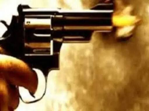 सिरसा में युवक की गो+ली मार+कर ह+त्या:दो पक्षों का आपसी झग+ड़ा, गाड़ी को हम+लावरों ने घेरा; उतरकर भागने पर की फाय+रिंग
सिरसा जिले में आज एक युवक की गो+ली मार+कर ह+त्या कर दी गई। युवक का शव कुछ देर बाद खू+न से लथपथ दिखाई देने पर पुलिस को सूचना दी। सूचना पर डबवाली पुलिस मौके पर पहुंची हुई है और युवक के बारे में जानकारी जुटाई जा रही है। घटनास्थल का जायजा लिया जा रहा है।
जानकारी के अनुसार, यह घटना सोमवार रात करीब साढ़े 9 से 10 बजे के बीच है और दादू तिलोकेवाला गांव के पास हुई है। मृ+तक युवक की पहचान 35 वर्षीय हरि के रूप में हुई है और वह धर्मपुरा गांव का रहने वाला है। युवक किसी काम से दादू से तिलोकेवाला की ओर गाड़ी लेकर जा रहा था। रास्ते में हमलावर युवकों ने उसे घेर लिया और उसपर गो+लियां चला दी।
दो पक्षों का आपसी झगड़ा
पुलिस की प्राथमिक जांच में सामने आया है कि यह दो पक्षों का आपसी झगड़ा है। युवक हरि गाड़ी लेकर जा रहा था। दादू गांव के पास रोड पर यह घटना हुई है। हम+लावर भी गाड़ी में सवार थे। उनको देखकर हरि ने गाड़ी से उत+रकर जा+न बचाने को भागने की कोशिश की तो उसे गोलियां मार दी। अभी हम+लावरों की जानकारी जुटाई जा रही है।