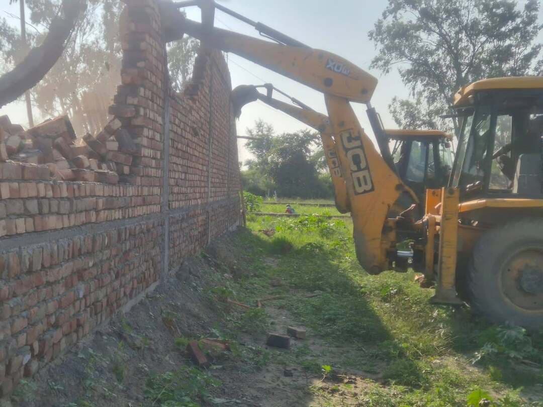 अवैध कॉलोनियों पर डीटीपी का चला पीला पंजा, 12 एकड़ में ध्वस्त किया अवैध निर्माण
बिना मंजूरी काटी जा रही कॉलोनियों पर प्रशासन सख्त
सड़क-पानी नेटवर्क समेत 10 डीपीसी किए ध्वस्त
डीटीपी सुमित मलिक ने जानकारी देते हुए बताया कि जिले में अवैध निर्माण और अनधिकृत कॉलोनियों के खिलाफ विभाग की कार्रवाई लगातार जारी है। इसी कड़ी में मंगलवार को गांव मेहराना और सुताना की राजस्व सीमा में करीब 12 एकड़ क्षेत्र में कार्रवाई की गई। इस दौरान एक अनधिकृत निर्माण को सील करने के साथ-साथ तीन अनधिकृत कॉलोनियों में विकसित किए गए 10 डीपीसी, पूरी मिट्टी की सड़क नेटवर्क, पानी की सप्लाई नेटवर्क तथा कॉलोनियों की सीमांकन संबंधी संरचनाओं को दो जेसीबी मशीनों की मदद से ध्वस्त किया गया।
उन्होंने कहा कि जिले में बिना सक्षम अनुमति के काटी जा रही कॉलोनियों और किए जा रहे अवैध निर्माण को किसी भी सूरत में पनपने नहीं दिया जाएगा। आमजन को भी अवैध कॉलोनियों में प्लॉट खरीदने से पहले संबंधित विभाग से कॉलोनी की वैधता और आवश्यक अनुमतियों की जानकारी अवश्य प्राप्त करनी चाहिए। विभाग द्वारा नियमों का उल्लंघन करने वालों के खिलाफ नियमानुसार कार्रवाई आगे भी जारी रहेगी।