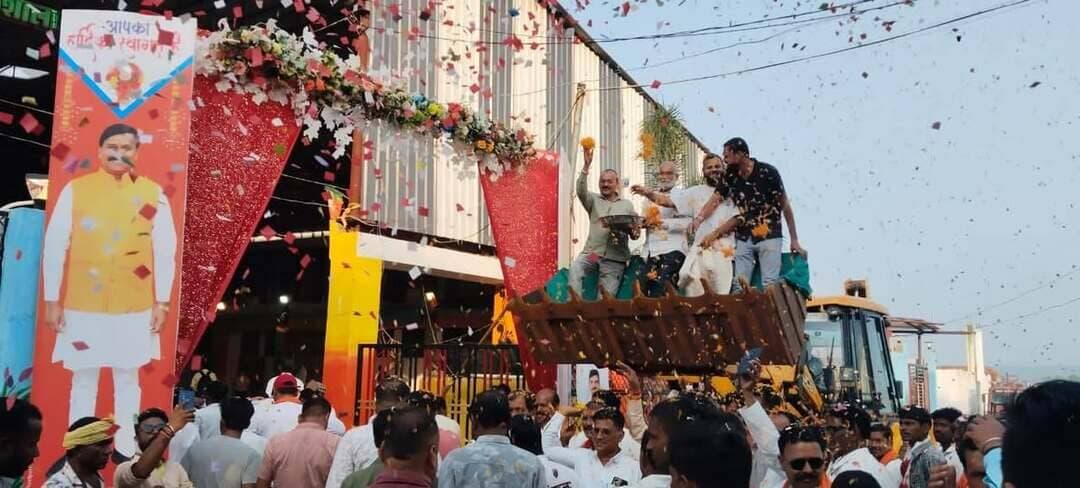 युवा शक्ति से होगा समाज और राष्ट्र का निर्माण - राज्यमंत्री श्री लोधी
==
सेवा संकल्प अभियान की पावन कलश वंदन यात्रा पहुंची तेंदूखेड़ा, जगह-जगह हुआ भव्य स्वागत
===
प्रधानमंत्री नरेंद्र मोदी के मानव सेवा के 25 वर्ष पूर्ण होने के अवसर पर सेवा, समर्पण एवं जनकल्याण का संदेश लेकर बड़नगर से वाराणसी तक निकाली जा रही सेवा संकल्प अभियान की पावन कलश वंदन यात्रा मंगलवार को जबेरा विधानसभा क्षेत्र के तेंदूखेड़ा पहुंची। यात्रा के आगमन पर क्षेत्र में उत्साह का माहौल रहा। सेवा संकल्प अभियान परिवार की ओर से विभिन्न स्थानों पर बाइक सवारों का बैंड-बाजे एवं पुष्पवर्षा के साथ स्वागत किया गया।
यात्रा के जबेरा विधानसभा क्षेत्र की सीमा में प्रवेश करने पर प्रथम ग्राम झमरा में मध्यप्रदेश शासन के संस्कृति, पर्यटन, धार्मिक न्यास एवं धर्मस्व विभाग राज्यमंत्री स्वतंत्र प्रभार धर्मेंद्र सिंह लोधी ने यात्रा में शामिल बाइक सवारों का स्वागत किया। इसके बाद तारादेही, समनापुर और धनगौर में स्वागत कार्यक्रम आयोजित हुए। दोपहर 3 बजे चौरई स्थित नायरा पेट्रोल पंप पर अभिनंदन किया गया, जबकि दोपहर 3:30 बजे तारादेही तिराहे पर स्वागत हुआ। शाम 5 बजे गौशाला के समीप विद्यासागर सदन में स्वागत एवं सम्मान कार्यक्रम आयोजित किया गया।
युवा शक्ति से होगा समाज और राष्ट्र का निर्माण - राज्यमंत्री श्री लोधी
विद्यासागर सदन में आयोजित सेवा संवाद कार्यक्रम को संबोधित करते हुए राज्यममंत्री धर्मेंद्र सिंह लोधी ने युवाओं की भूमिका पर जोर दिया। उन्होंने स्वामी विवेकानंद के विचारों का उल्लेख करते हुए कहा चुनौतियां अनेक हैं, लेकिन उनके समाधान में युवा शक्ति की महत्वपूर्ण भूमिका है। युवाओं ने सदैव समाज सुधार और राष्ट्र निर्माण में योगदान दिया है।
उन्होंने युवाओं से सामाजिक दायित्वों को समझते हुए देश के विकास में सक्रिय सहभागिता निभाने का आह्वान किया। राज्यमंत्री ने कहा राष्ट्रसेवा, अनुशासन, सकारात्मक सोच और समाज के प्रति समर्पण युवाओं के जीवन का महत्वपूर्ण हिस्सा होना चाहिए।
मध्यप्रदेश में मिल रहा आत्मीय स्वागत - कुलदीप जडेजा
यात्रा प्रभारी कुलदीप जडेजा ने कहा मध्यप्रदेश में सेवा संकल्प अभियान का 12वां दिन है। प्रदेश के विभिन्न जिलों में यात्रा का जिस प्रकार स्वागत और सम्मान किया जा रहा है, उससे वे अभिभूत हैं। उन्होंने कहा मध्यप्रदेश में लोगों से मिले स्नेह और अपनत्व से ऐसा महसूस हो रहा है, मानो वे अपने गृह प्रदेश गुजरात में हों। उन्होंने मध्यप्रदेश सरकार और स्थानीय नागरिकों के प्रति आभार व्यक्त किया।
यात्रा के माध्यम से सेवा, समर्पण, जनकल्याण एवं विकसित भारत के संकल्प को जन-जन तक पहुंचाने का संदेश दिया जा रहा है। अभियान के तहत सामाजिक सहभागिता, पर्यावरण संरक्षण और राष्ट्र निर्माण के प्रति जागरूकता पर भी जोर दिया जा रहा है।
27 मील में आज होगा पौधारोपण
निर्धारित कार्यक्रम के अनुसार बुधवार, 30 सितंबर को सुबह 11 बजे 27 मील पर पौधारोपण कार्यक्रम आयोजित किया जाएगा। कार्यक्रम में पर्यावरण संरक्षण का संकल्प लिया जाएगा। आयोजकों ने नागरिकों एवं युवाओं से कार्यक्रम में सहभागिता कर अभियान के उद्देश्यों को आगे बढ़ाने की अपील की है। मंगलवार शाम भजन संध्या का आयोजन भी किया गया।