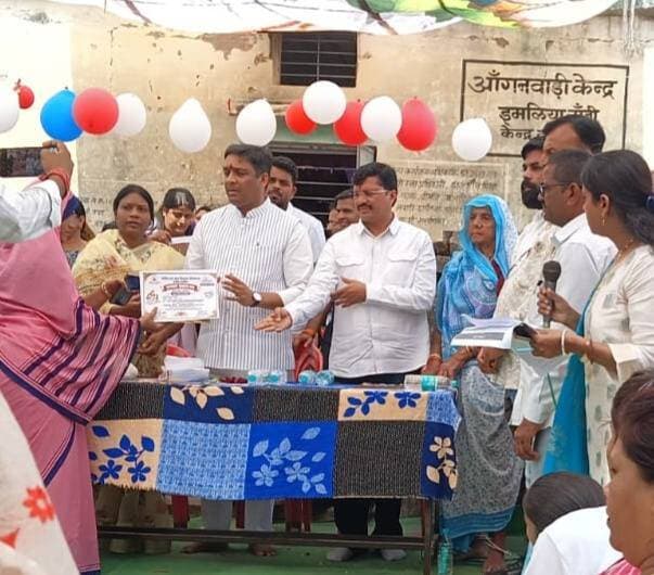 सेवा संकल्प अभियान अंतर्गत आगनबाडी केन्द्र इमलिया लांजी में आंगन मिलन कार्यक्रम संपन्न
==
महिला एवं बाल विकास परियोजना दमोह ग्रामीण अंतर्गत आंगनवाडी केंद्र इमलिया लांजी में आज 29 सितम्बर 2026 को संकल्प सेवा अभियान अंतर्गत आंगन मिलन कार्यक्रम का आयोजन किया गया। कार्यक्रम के मुख्य अतिथि सांसद राहुल सिंह लोधी (लोकसभा क्षेत्र क्रमांक 07, दमोह) रहे। कार्यक्रम की अध्यक्षता जिला पंचायत अध्यक्ष प्रतिनिधि रंजीता गौरव पटेल द्वारा की गई।
इस दौरान गर्भवती एवं धात्री महिलाओं को टीएचआर (Take Home Ration) का वितरण किया गया तथा पोषण, शिक्षा, सुरक्षा, सशक्त बचपन एवं उज्ज्वल भविष्य विषय पर जानकारी दी गई।
इस अवसर पर उत्कृष्ट कार्य करने वाली आशा कार्यकर्ता, एएनएम, आंगनवाड़ी कार्यकर्ता एवं सहायिकाओं को सम्मान प्रमाण-पत्र देकर सम्मानित किया गया एवं लाड़ली लक्ष्मी योजना से लाभान्वित बालिकाओं को प्रमाणपत्रों का वितरण किया गया। कार्यक्रम में सरपंच, ग्राम पंचायत के प्रतिनिधि, महिला स्वसहायता समूह एवं बड़ी संख्या में ग्रामीण महिलाएं उपस्थित रहीं। अंत में "बेटी बचाओ बेटी पढ़ाओ" के संकल्प के साथ कार्यक्रम का समापन किया गया।
